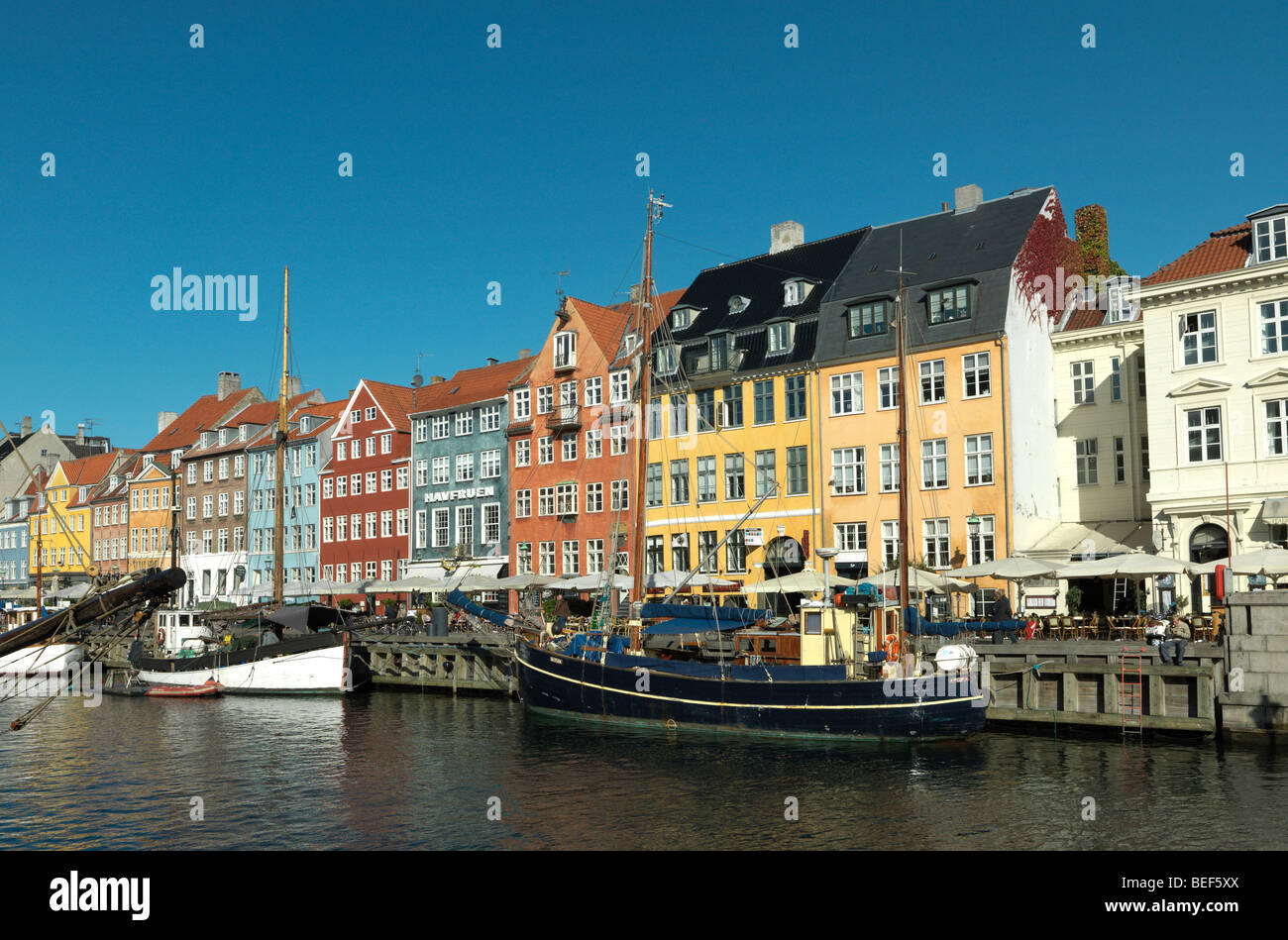 Schiffe sind in Nyhavn Kopenhagen vor bunten Gebäuden am 6. August 2009 abgebildet. Stockfoto