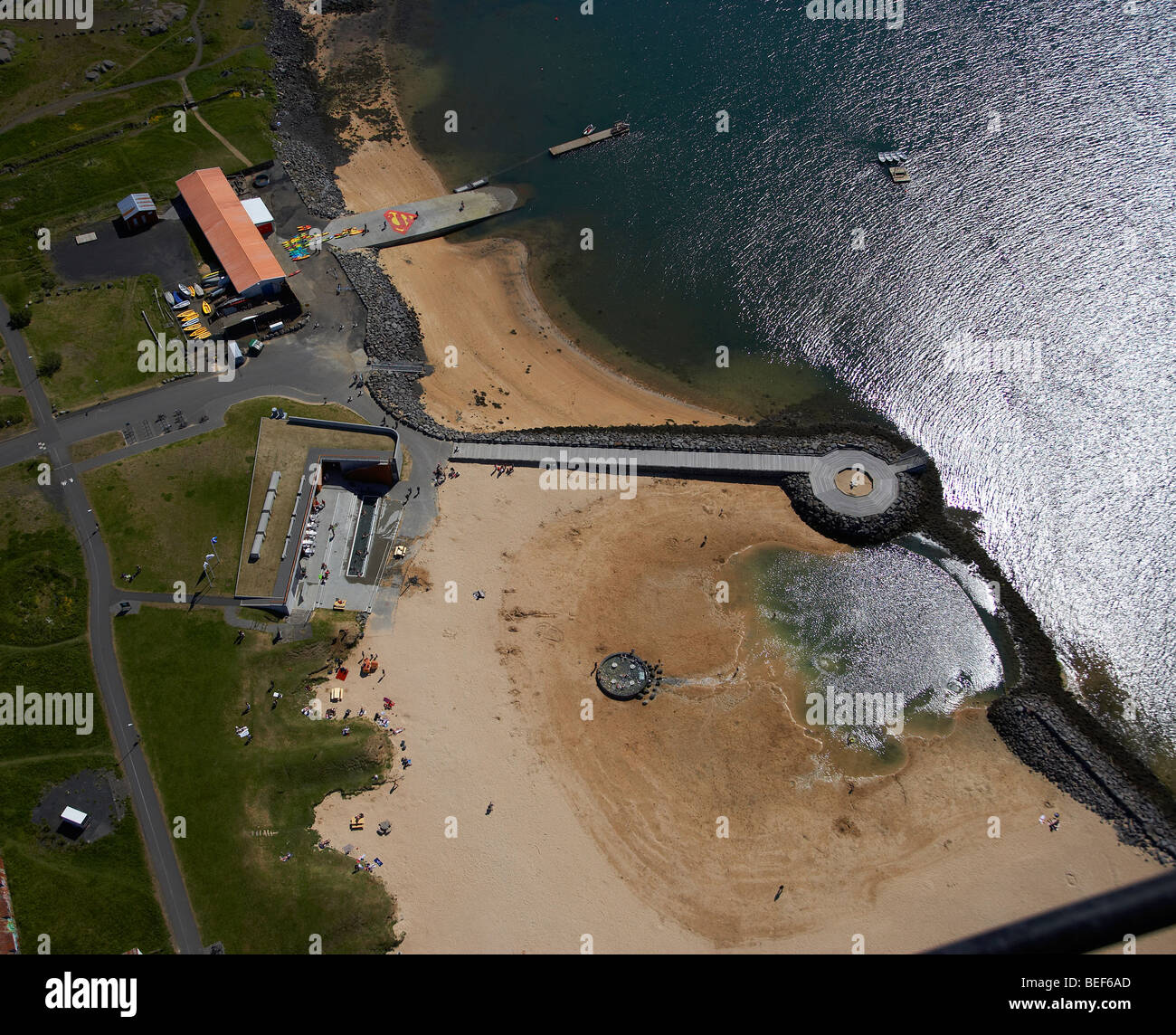 Luftaufnahmen von Erdwärme beheizten Mensch gewordenen Strand, Nautholsvik, Reykjavik, Island Stockfoto