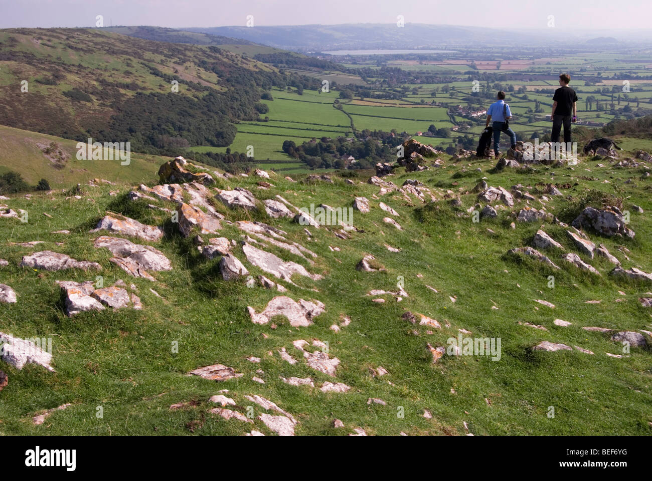 Blick auf die Mendips und Cheddar aus Crook Peak in Somerset, England Stockfoto