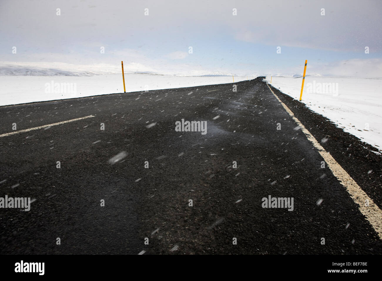 Verschneite Straßen in der Nähe von Reykjavik, Island Stockfoto