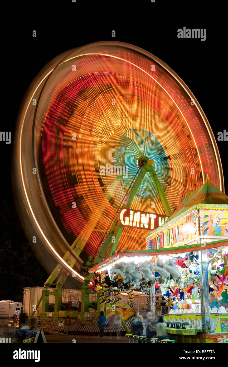 Evergreen State Fair Riesenrad in der Nacht mit Fahrgeschäften und Bewegung und Spiel stand Snohomish County Monroe Washington State USA Stockfoto