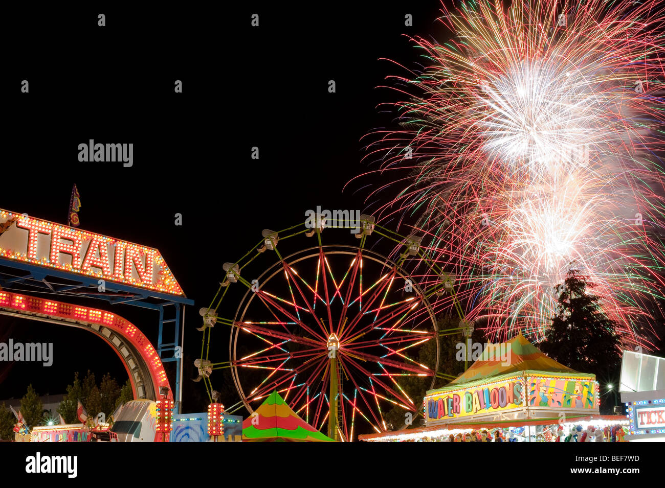 Evergreen State Fair Riesenrad in der Nacht mit Fahrgeschäften und Bewegung mit einem Feuerwerk Snohomish County Monroe Washington State USA Stockfoto