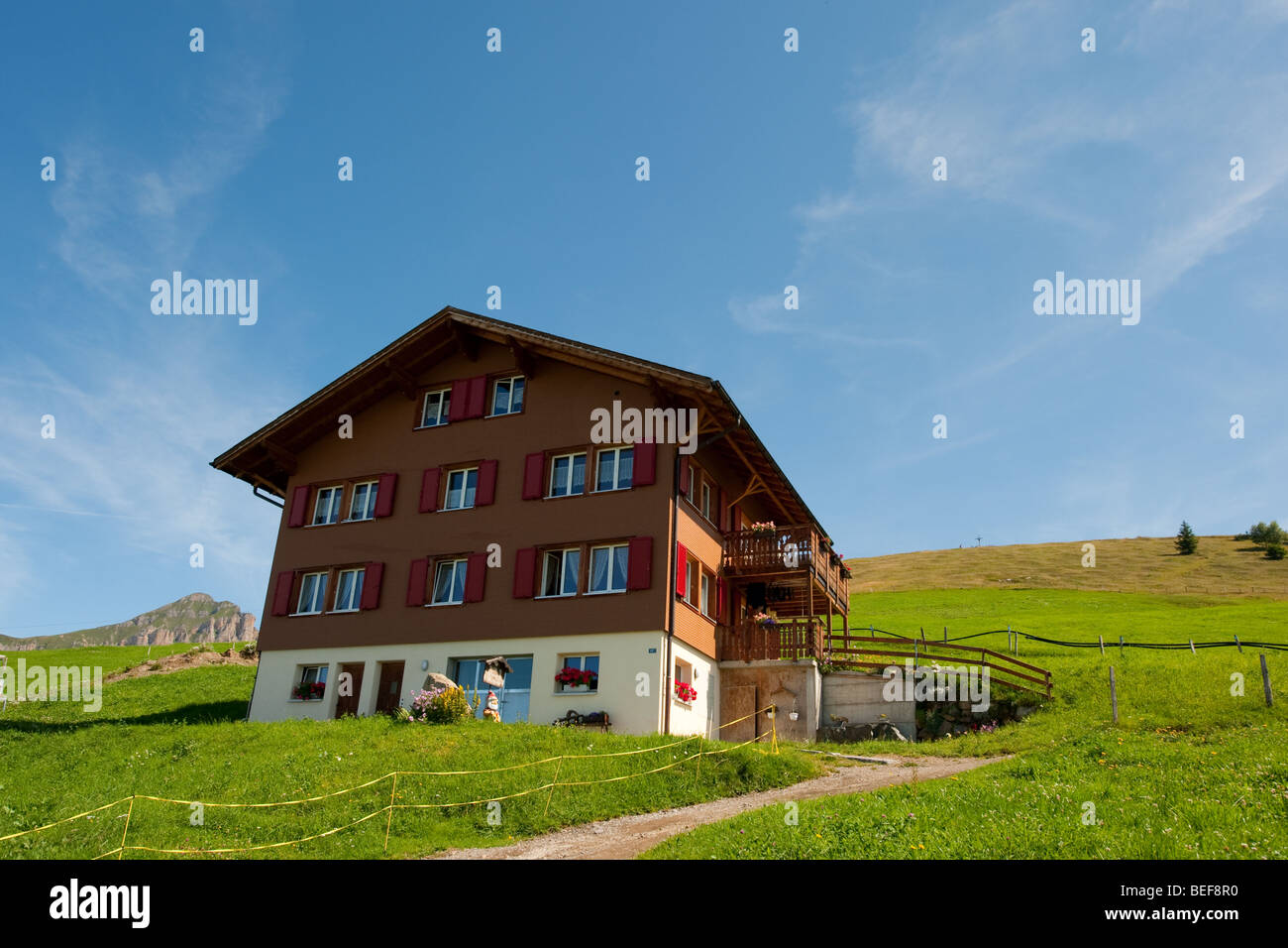 In den Bergen von traditionellen Chalet Schweiz Stockfoto