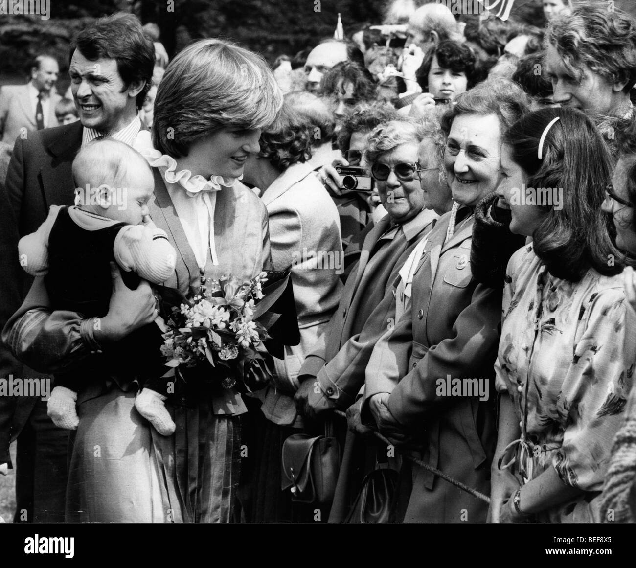 Prinzessin Diana begrüßt das Publikum Stockfoto