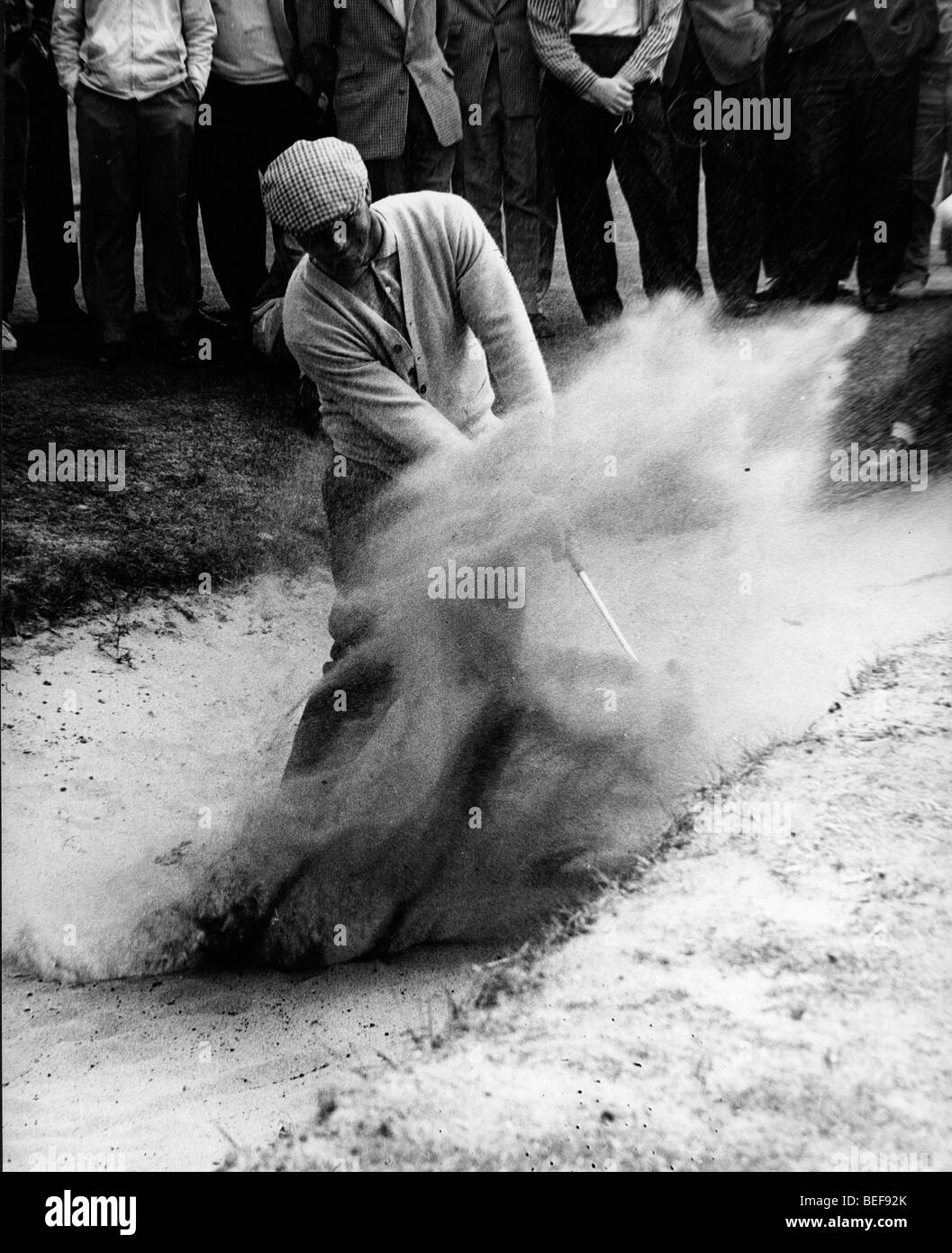 Golfer ARNOLD PALMER trifft ein Schuss aus einem Bunker bei Open Golf Championships im Royal Troon Golf Club. Stockfoto