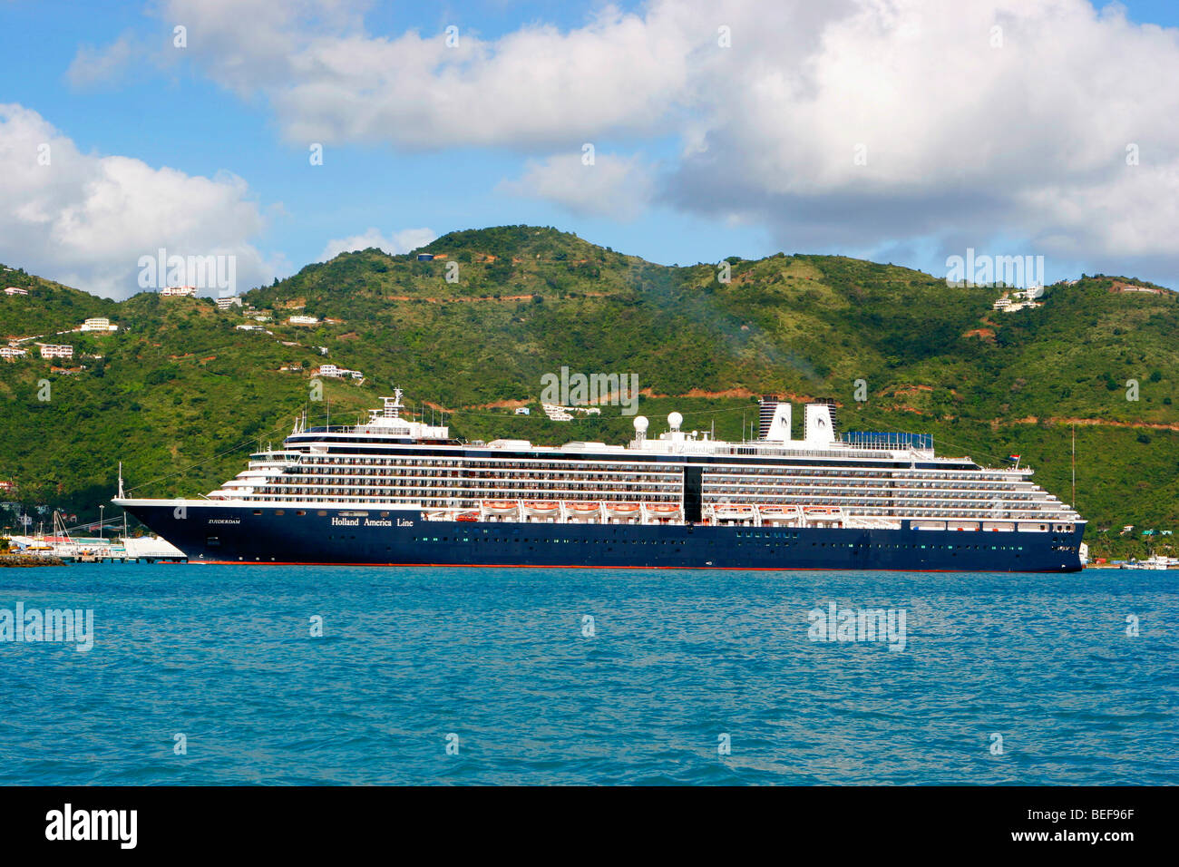 Zaandam Kreuzfahrt Schiff angedockt in Road Town, Tortola, Britische Jungferninseln, Karibik Stockfoto