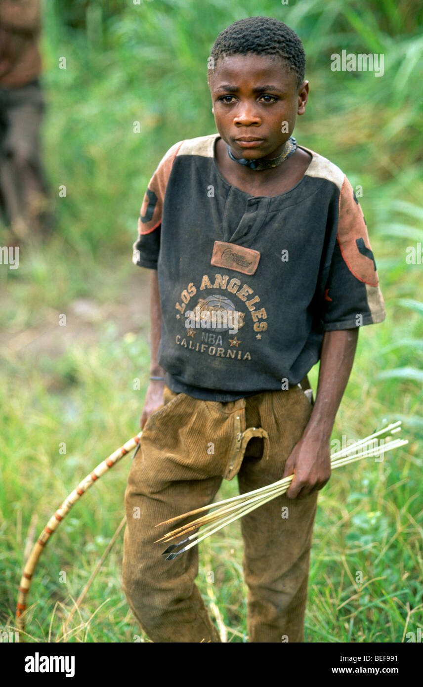 Pygmäenkind mit traditionellen Waffen, Bogen und Pfeile, Seliki Valley, Uganda, Afrika. Stockfoto