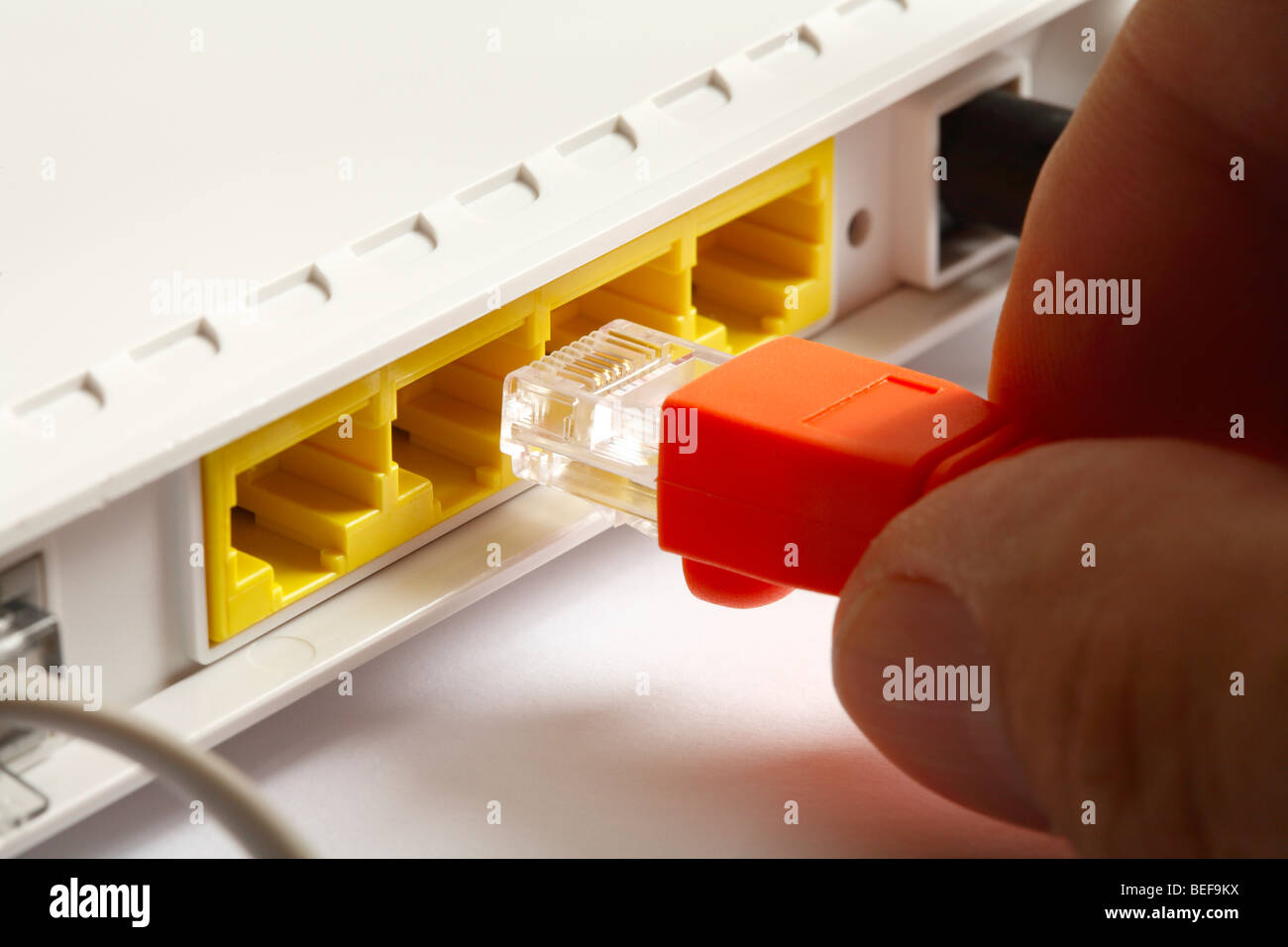 Ethernet-Kabel-Breitband-Modem einstecken. Stockfoto