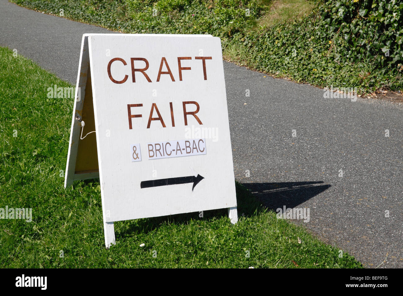 Handwerk-Messe und Bric-a-bac unterzeichnen in Perranporth, Cornwall UK. Stockfoto