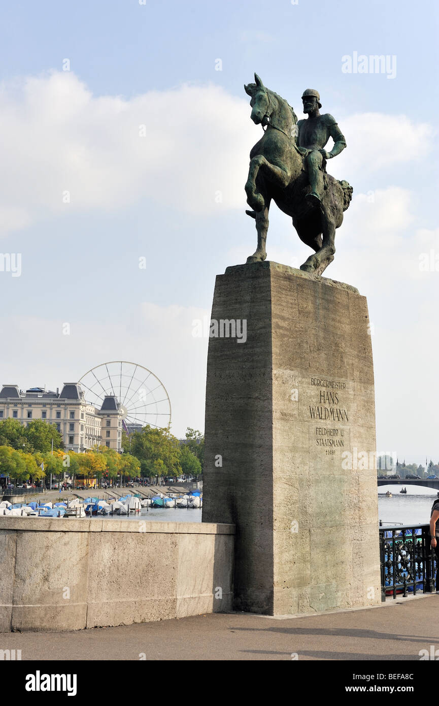 Die Statue von Hans Waldmann auf dem Pferderücken durch Münster-Brücke über die Limmat in Zürich Stockfoto