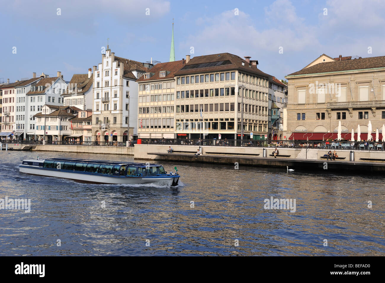 Ein Ausflugsschiff Tourist vorbei an der LImmat Quay Bereich von Zürich an der Limmat. Stockfoto