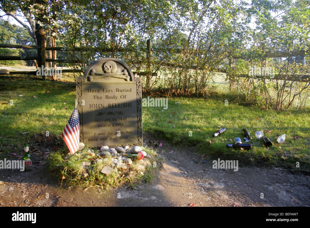 Leere Bierflaschen links am Grab des Schauspielers John Belushi in Chilmark Friedhof, Martha's Vineyard, Cape Cod, USA Stockfoto