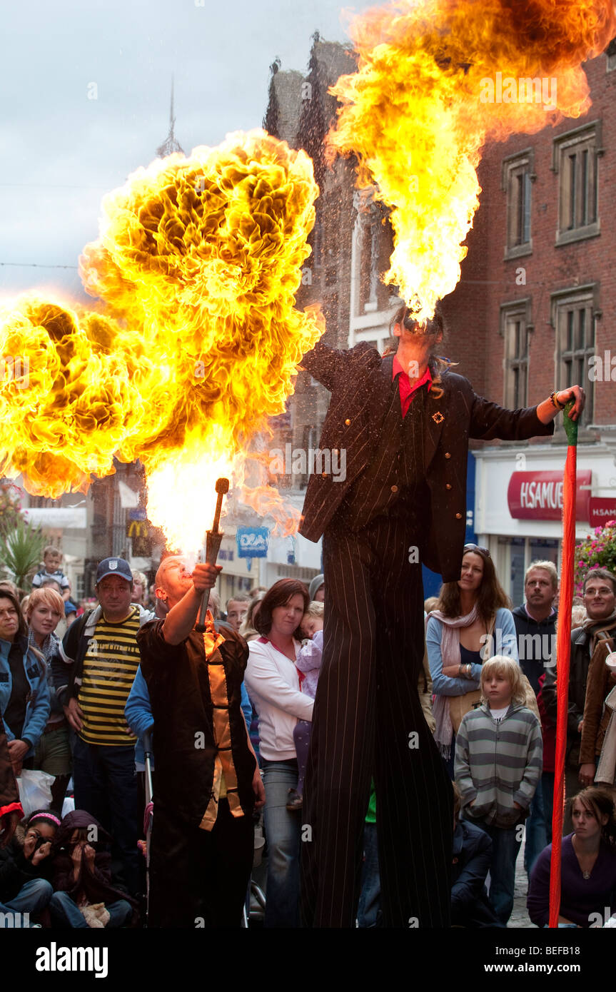 Feuerschlucker in Shrewsbury Street Theatre Festival Shropshire Stockfoto