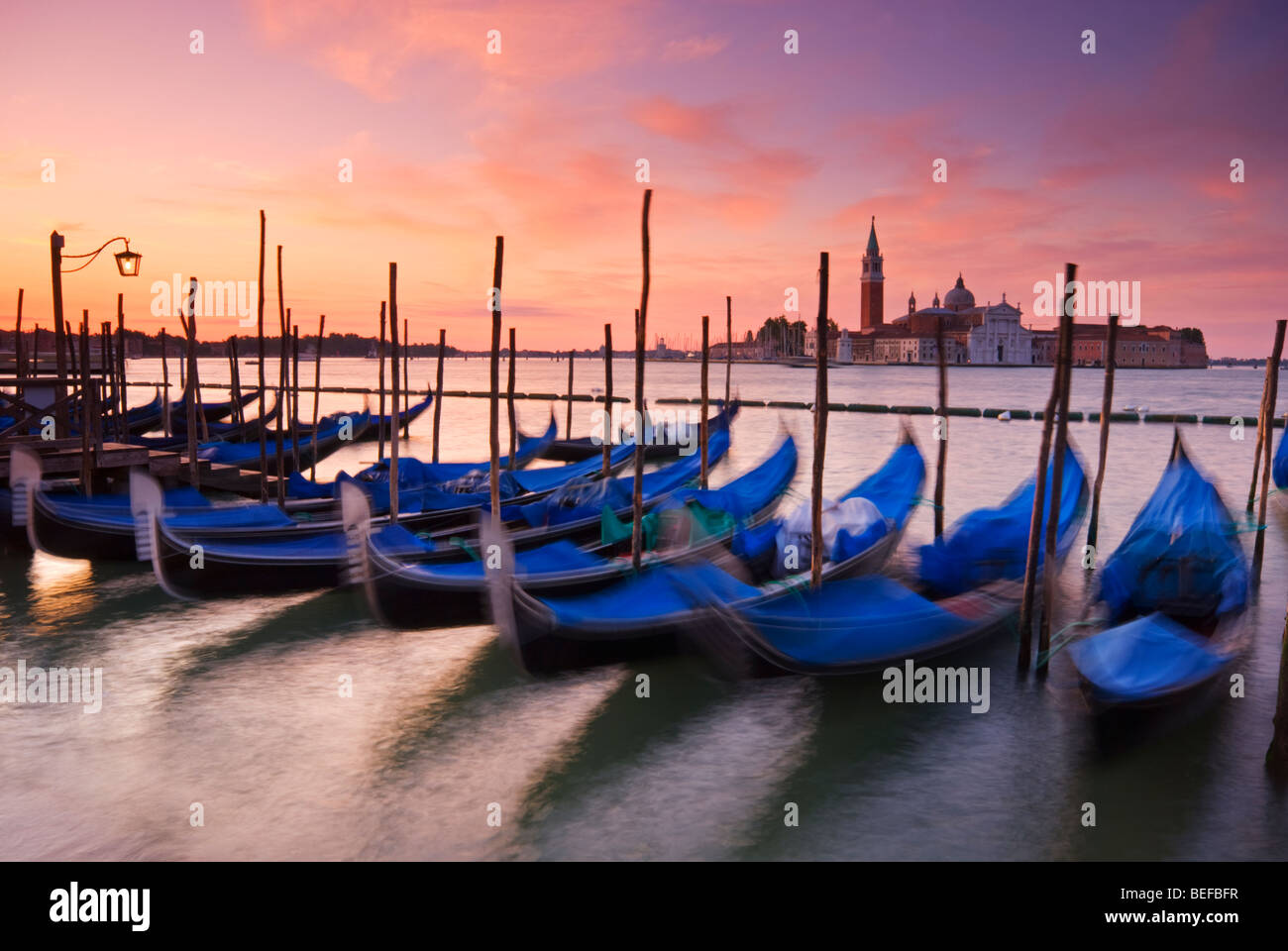 Horizontale fotografieren der Gondeln in San Marco mit San Giorgio Maggiore in der Ferne, Dawn, Venedig Italien Stockfoto