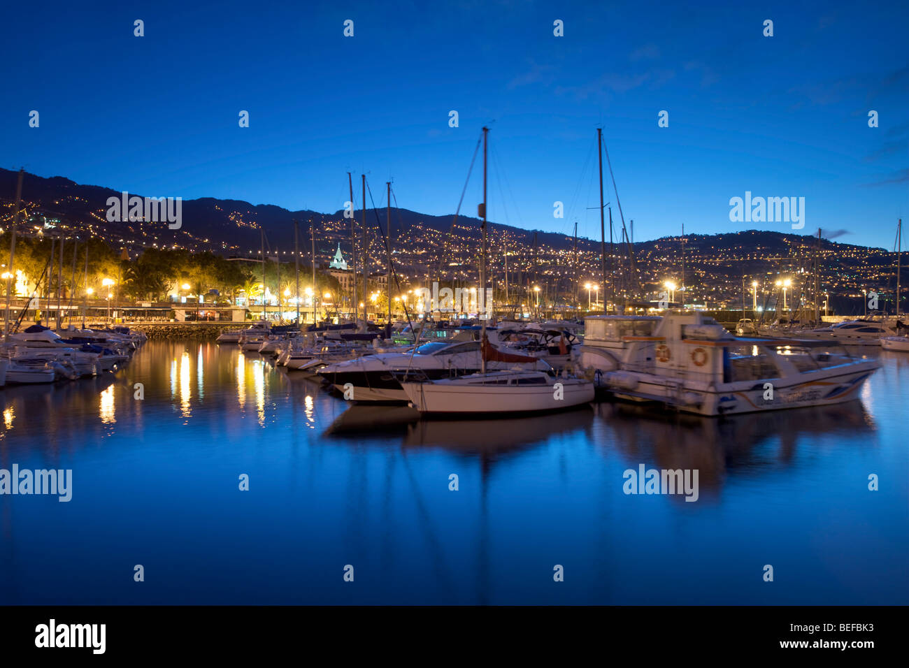 Boote in der Marina von Funchal auf Madeira in der Morgendämmerung. Stockfoto