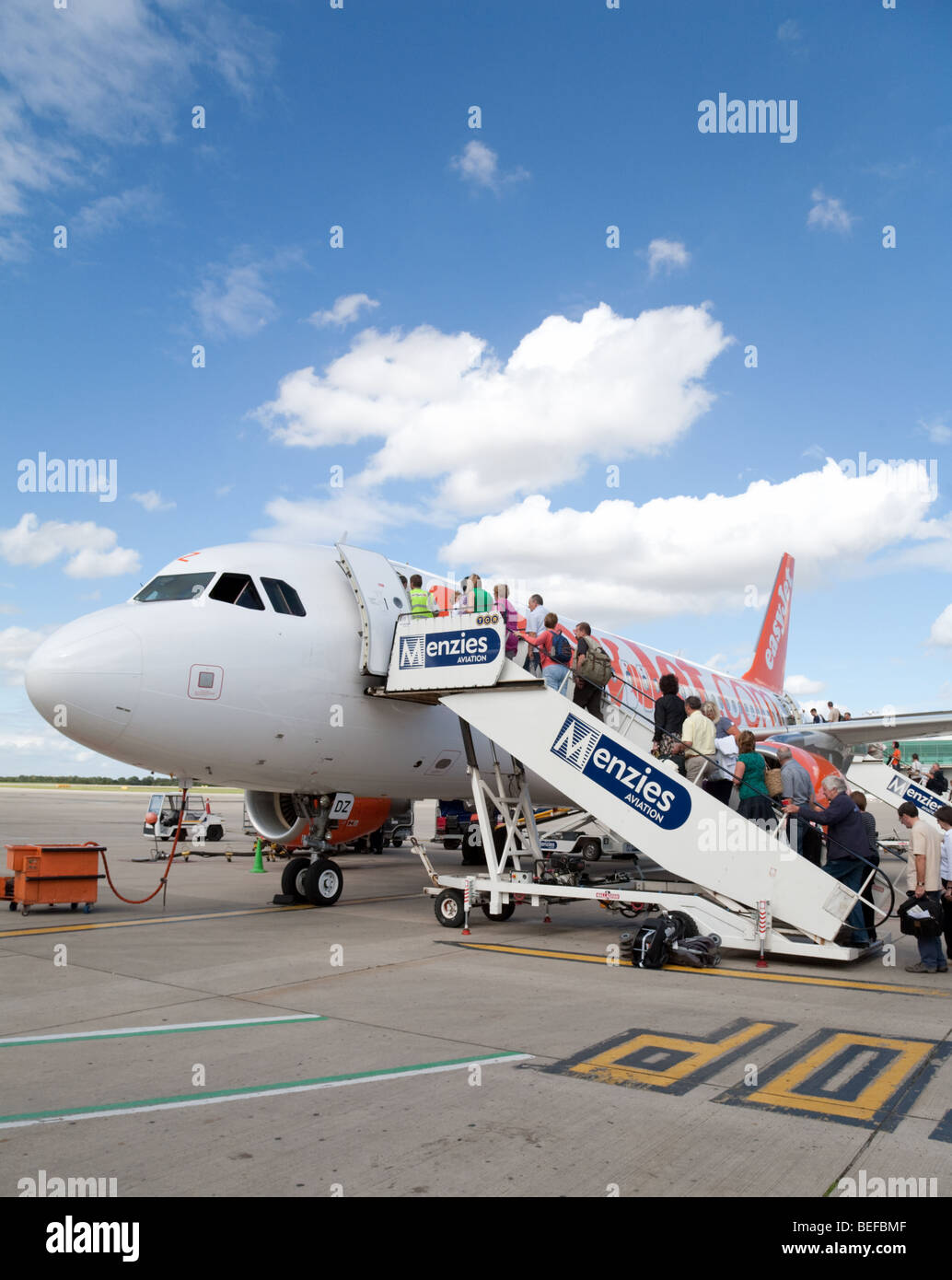Passagiere, die ein Easyjet Flugzeug am Flughafen Stansted, UK Stockfoto