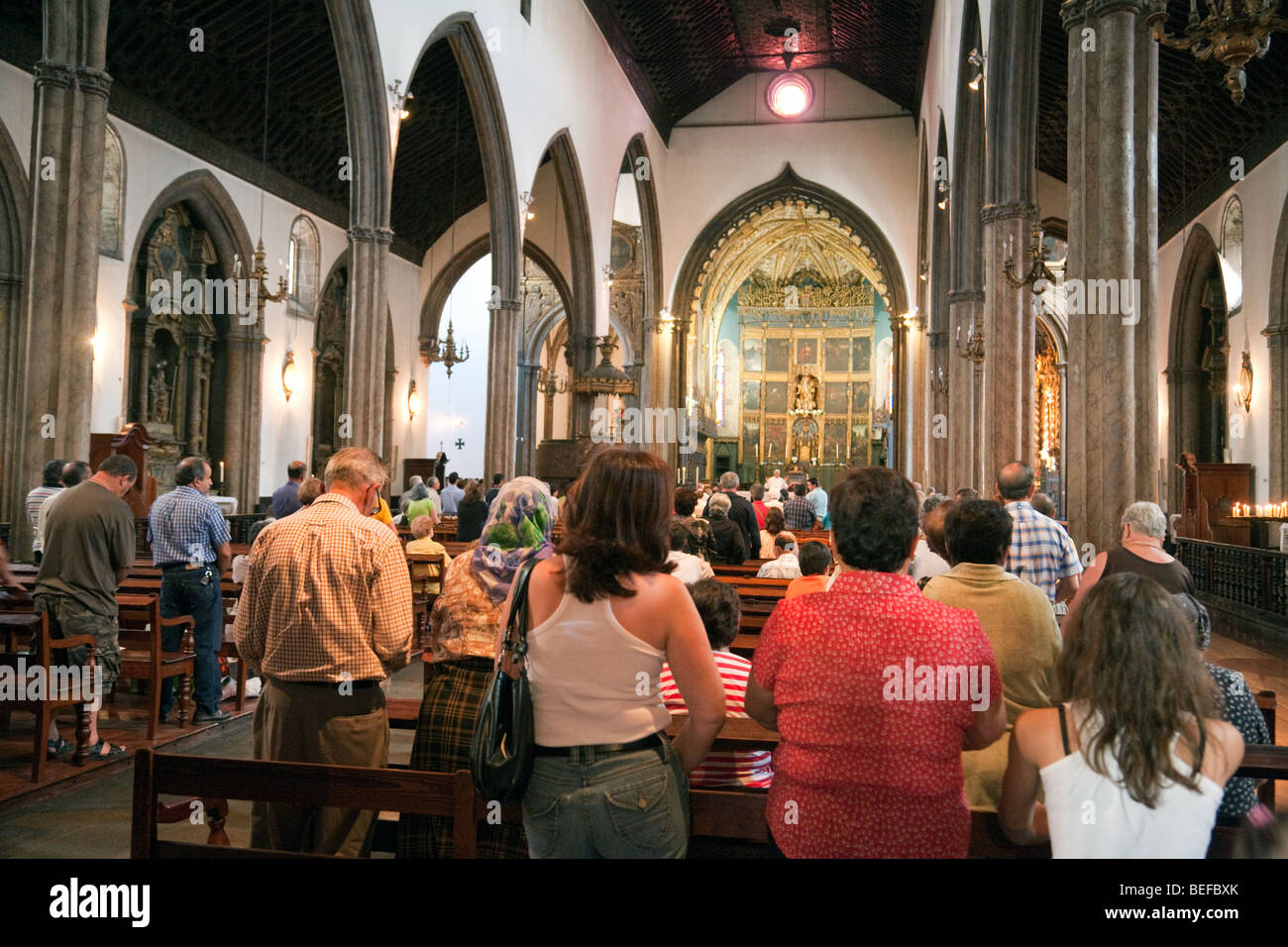 Kirchenkongregation, die an der katholischen Messe in der Kathedrale von Funchal teilnimmt; Kathedrale unserer Lieben Frau von der Himmelfahrt, Funchal, Madeira Stockfoto