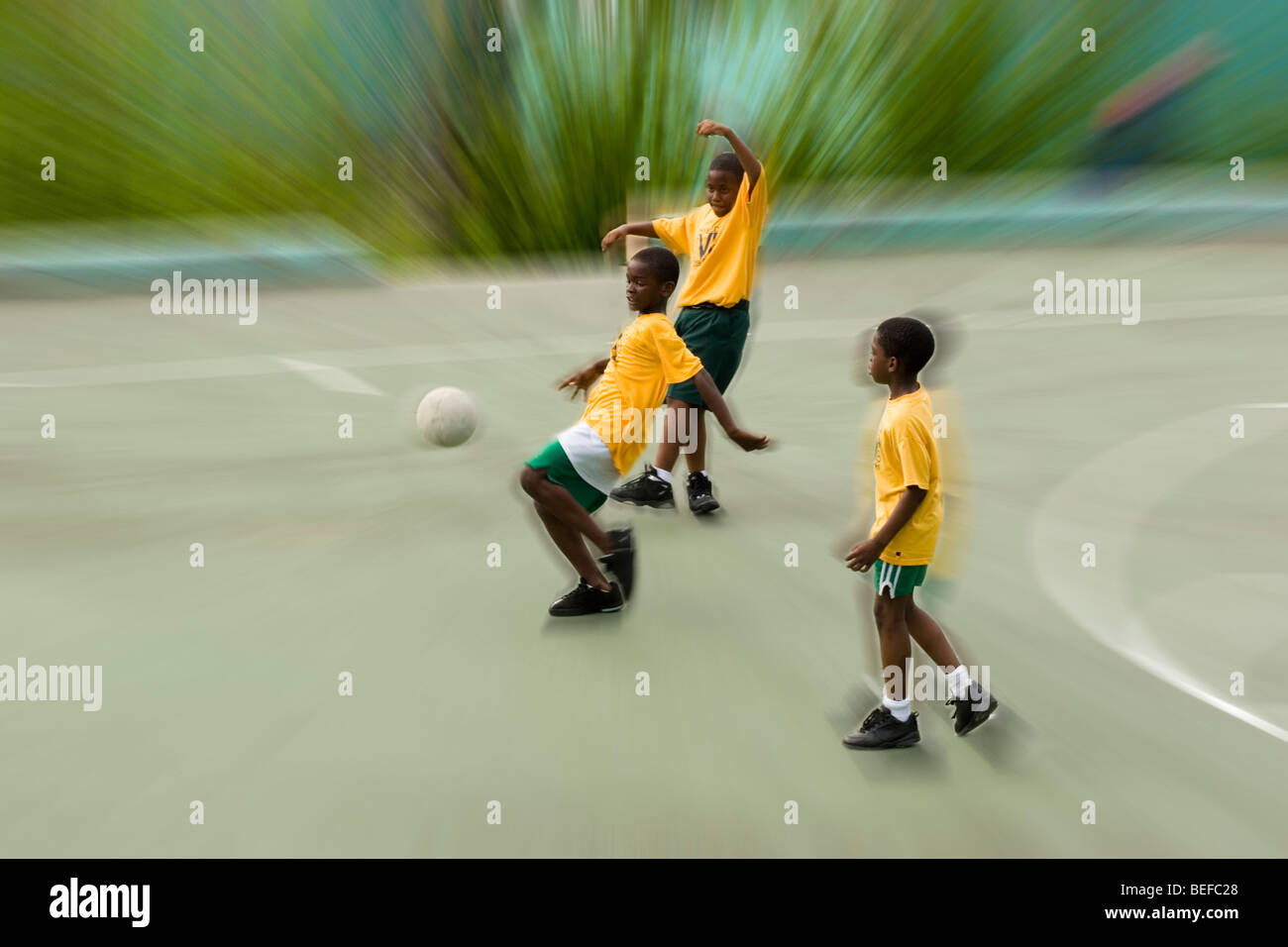 Kinder spielen Fußball in St. Thomas, Caribbean Stockfoto