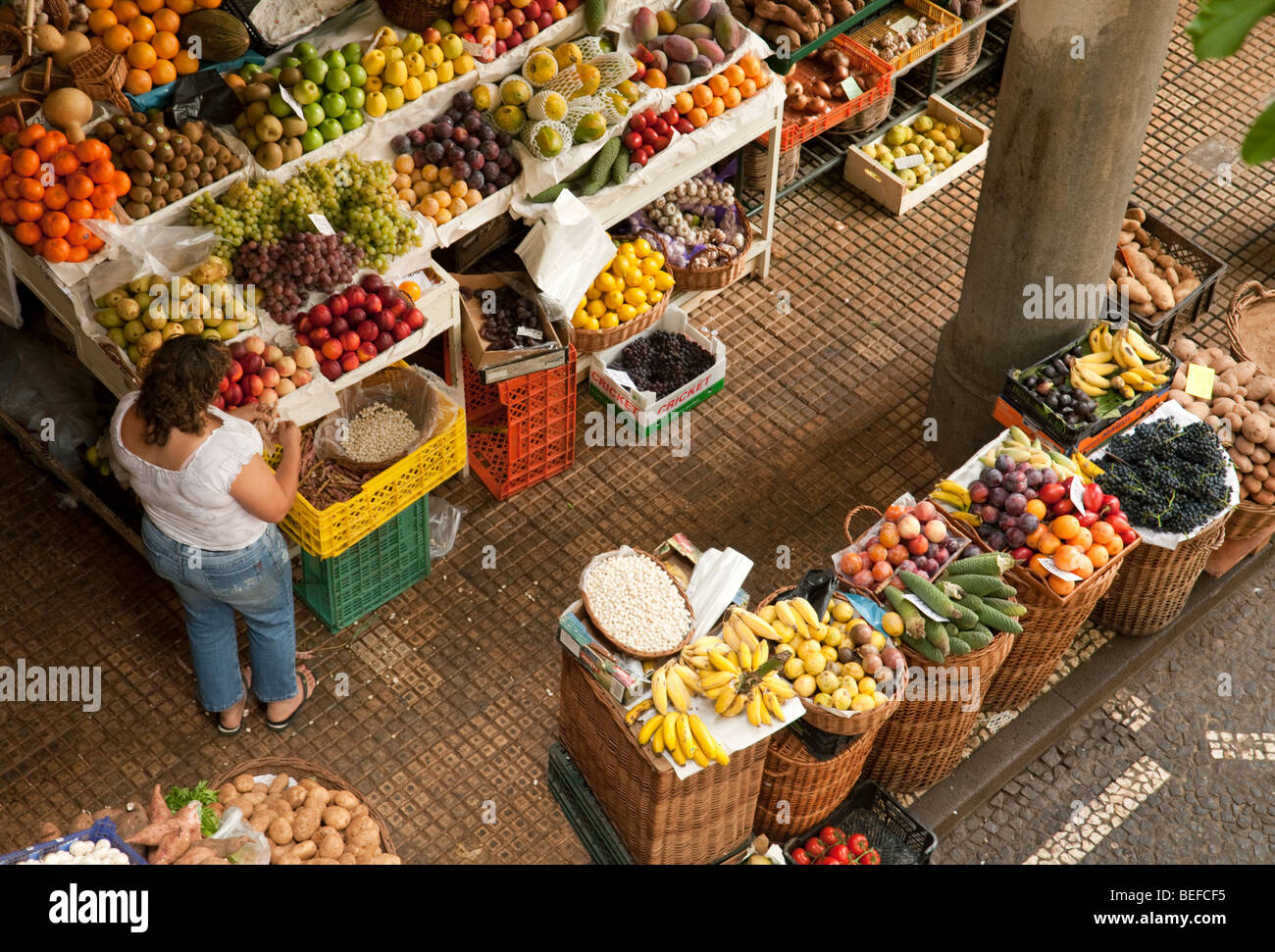 Buntes Obst und Gemüse Stände von oben, aus der Markthalle in Funchal, Madeira gesehen Stockfoto