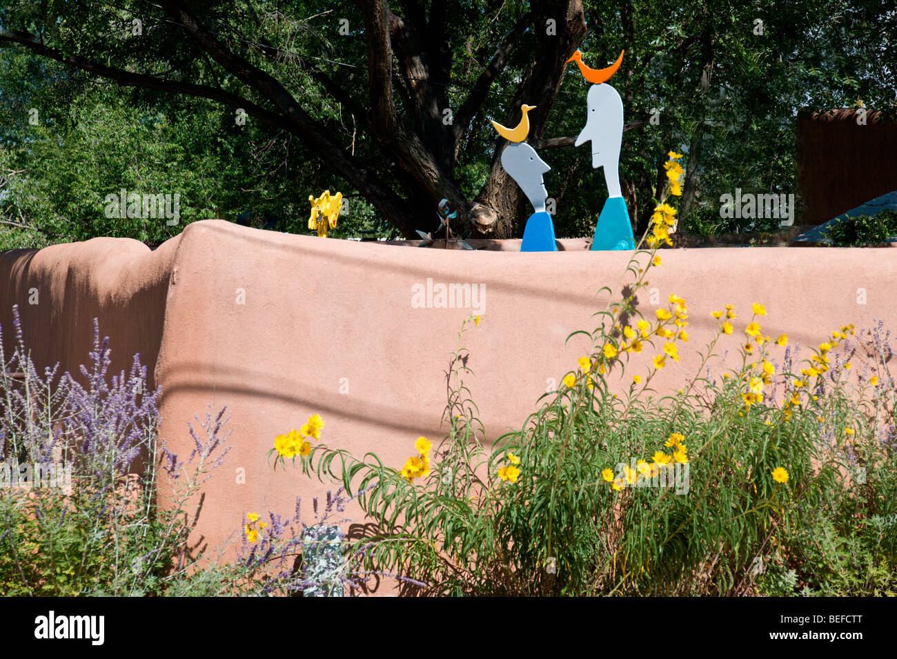 Skurrilen Skulptur wird in den ungewöhnlichsten Orten in Taos, New Mexico. Stockfoto