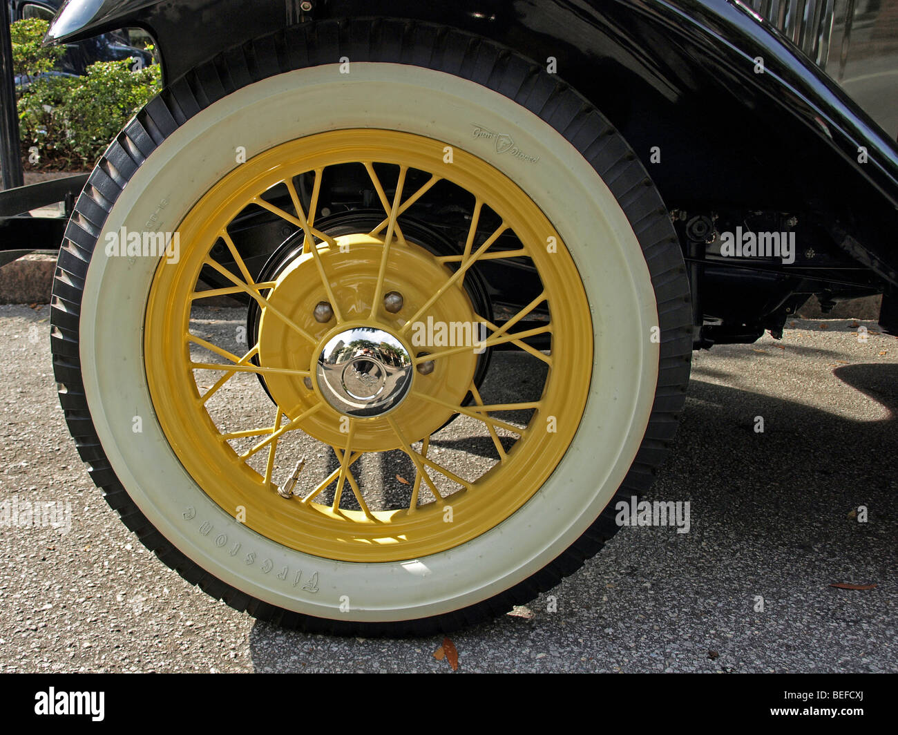 weiße ummauerten Reifen für Ford Modell T mit Gold Speichen Oldtimer Antik  mit einigen der vorderen Kotflügel Stockfotografie - Alamy