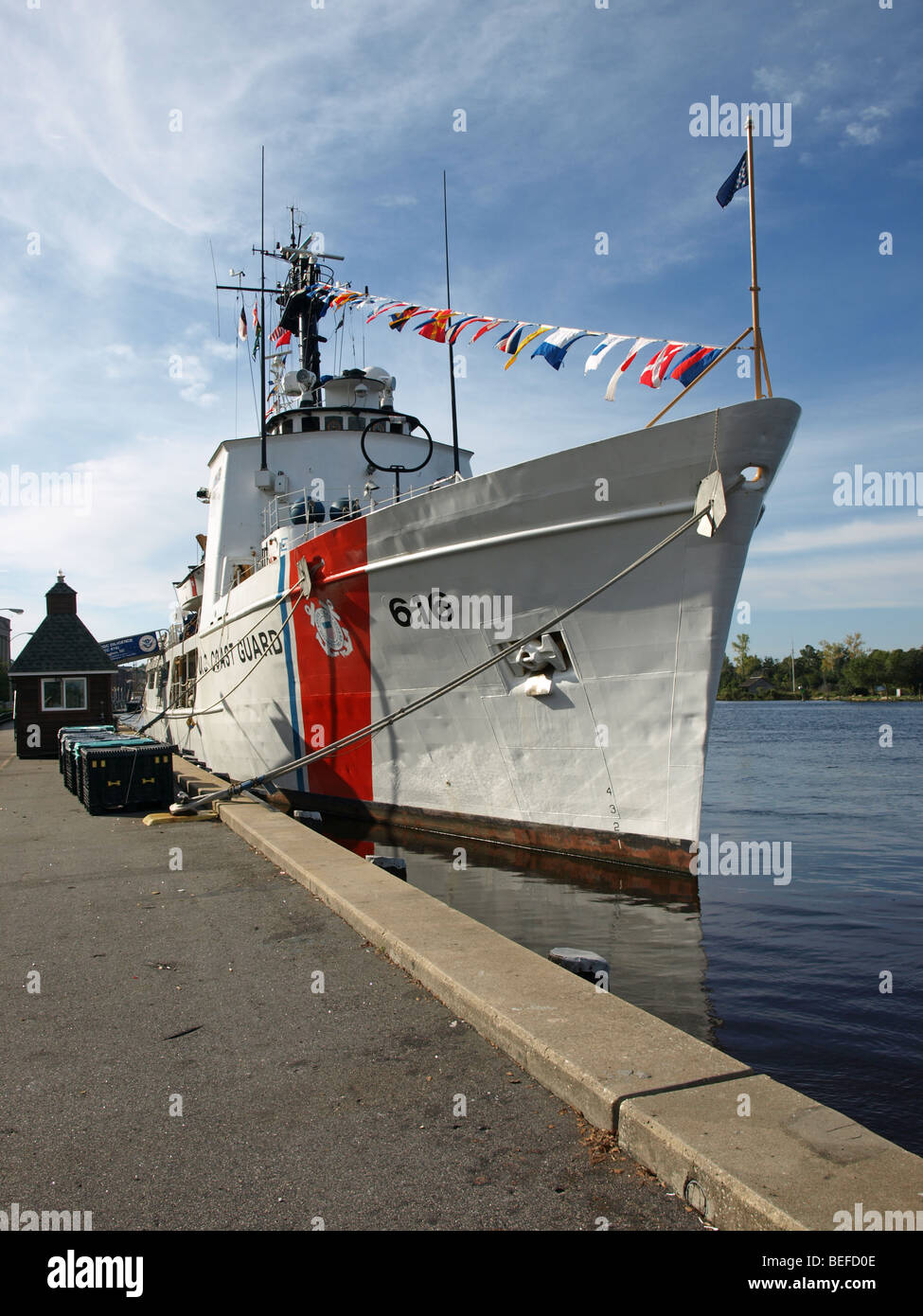 US Coast Guard Cutter Schiff Fleiß am Dock in Cape Fear River militärischen laufende Seeschiff Stockfoto