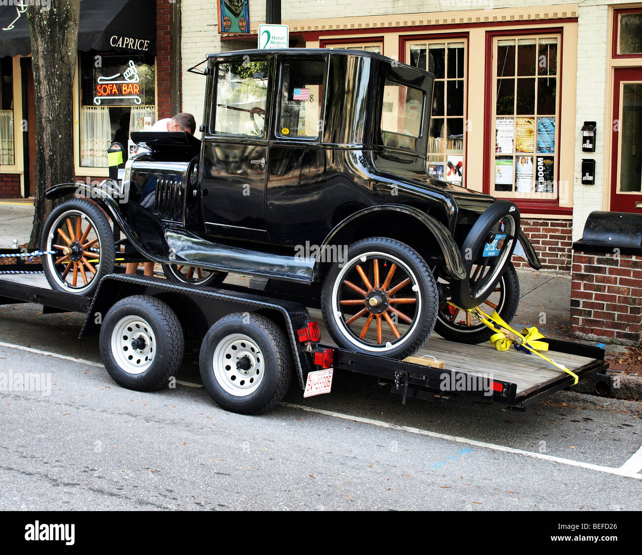 Antike klassische Automobil-Ausstellung mit einem Modell eines Ford alles glänzend in schwarz auf dem Autotransporter Stockfoto