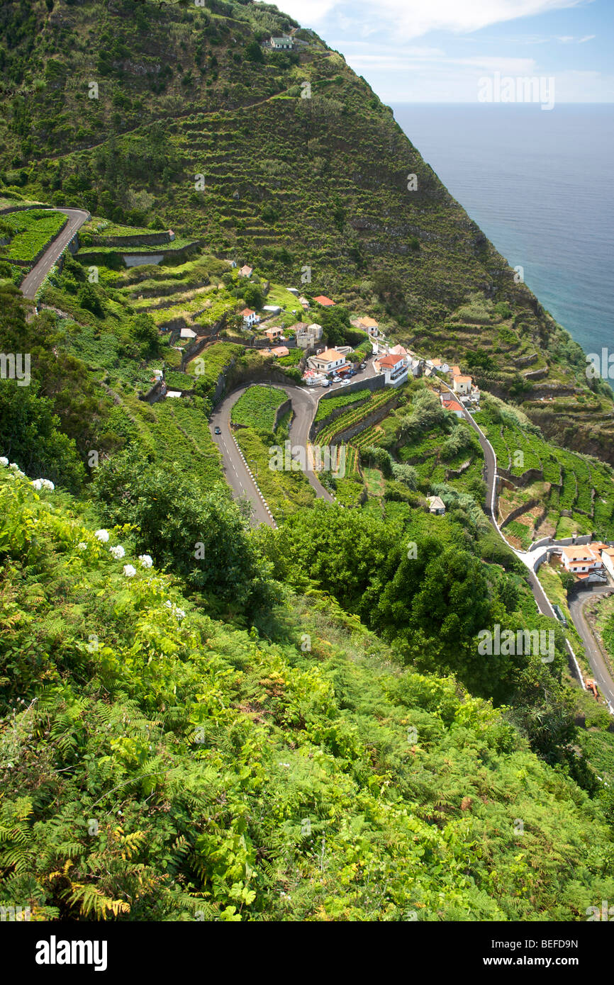 Die steilen Straßen bis in das Dorf Porto Moniz an der Südküste von Madeira. Stockfoto