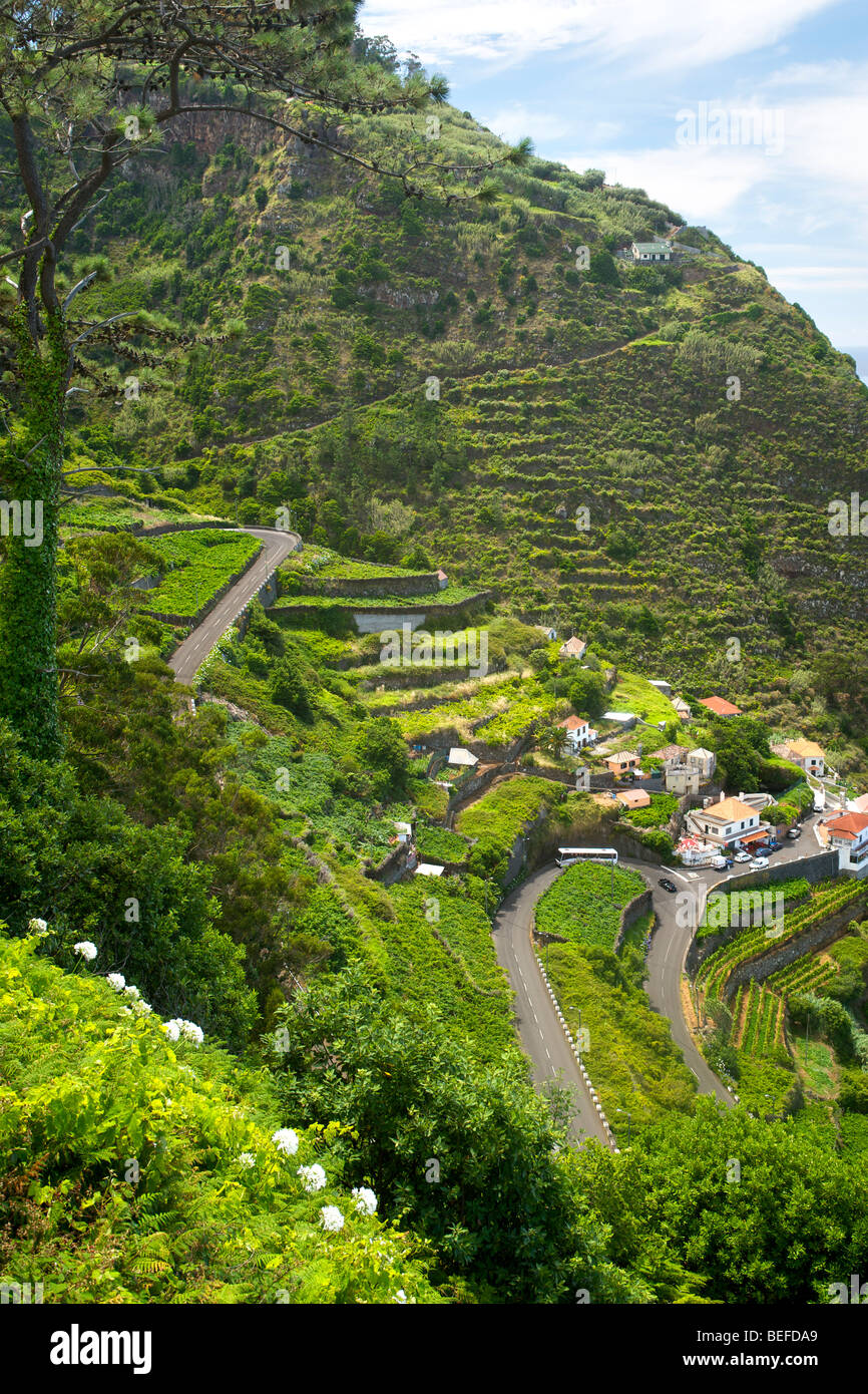 Die steilen Straßen bis in das Dorf Porto Moniz an der Südküste von Madeira. Stockfoto