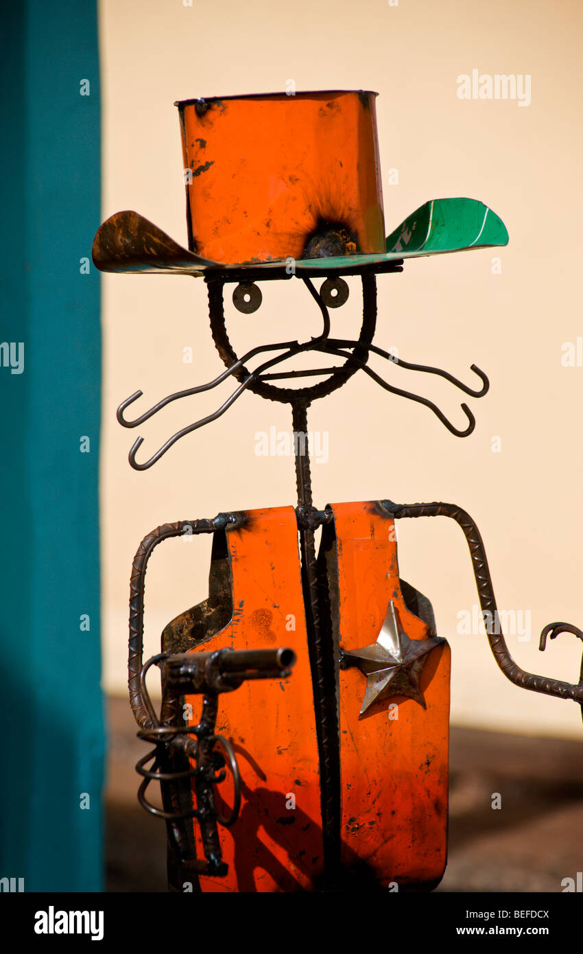 Eine skurrile Skulptur steht vor der Kunstgalerie, in der Kunsthandwerk Arroyo Seco, New Mexico. Stockfoto