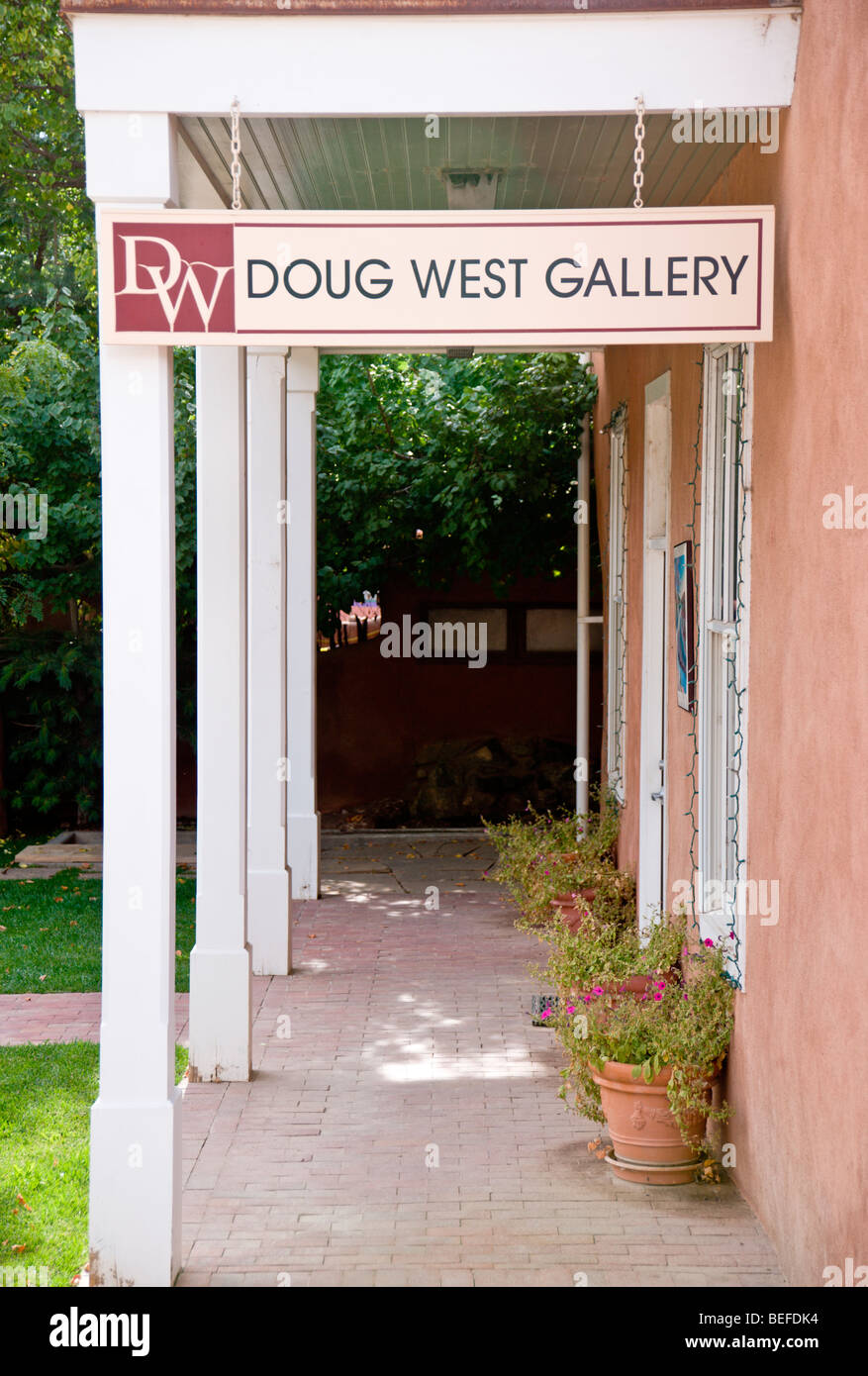 Die Galerie der talentierten und bekannter Künstler Doug West befindet sich in der Kunst und Kunsthandwerk Arroyo Seco, New Mexico. Stockfoto