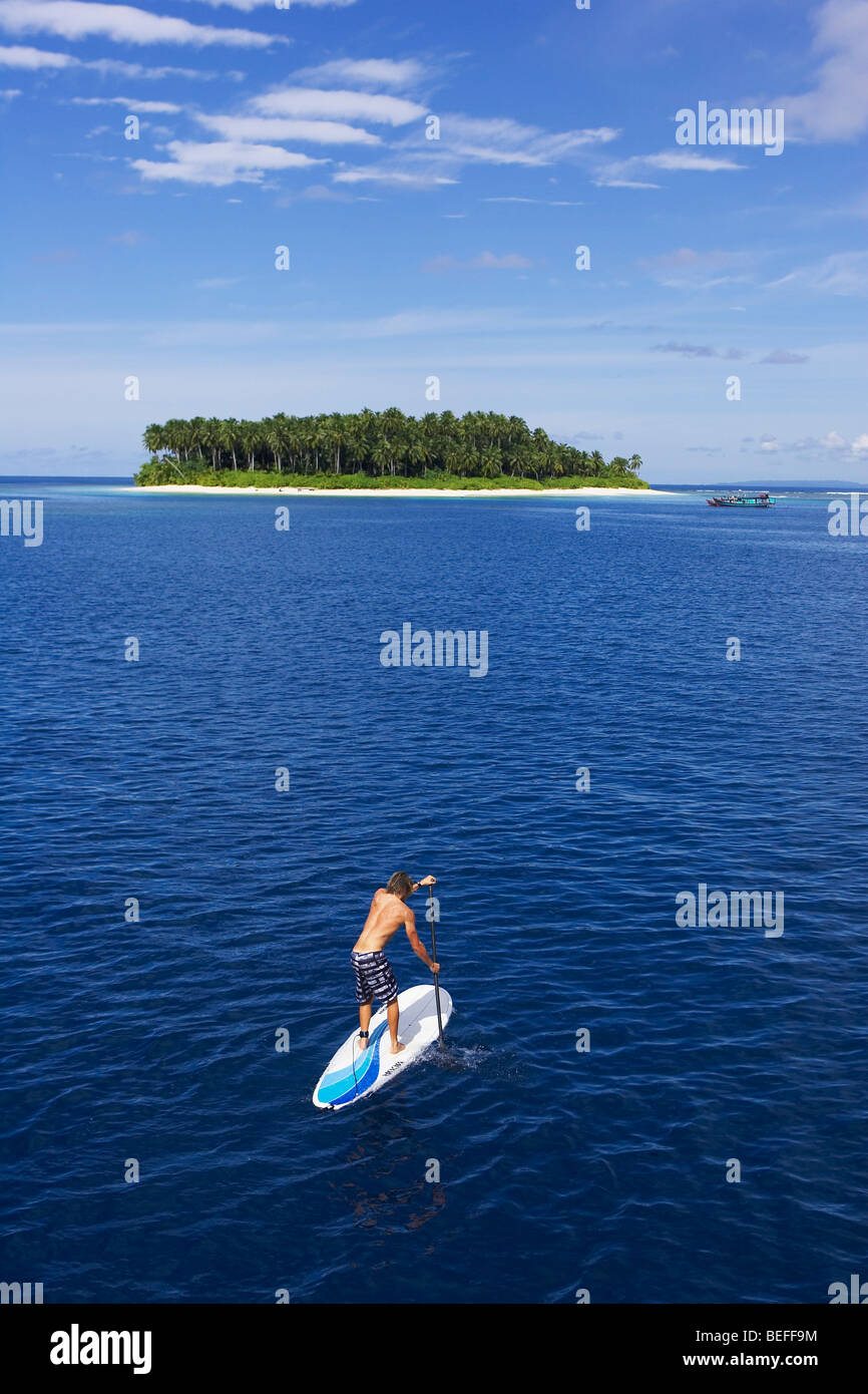 Paddle boarding auf einsame Insel Stockfoto
