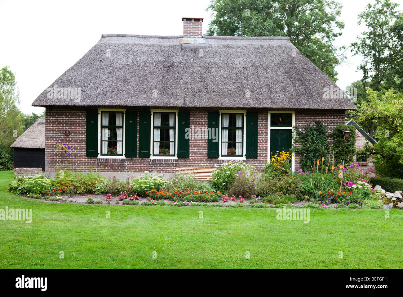 Traditionelles Dorf mit roten Ziegeln Häuser und Grachten: Giethoorn, Niederlande. Stockfoto