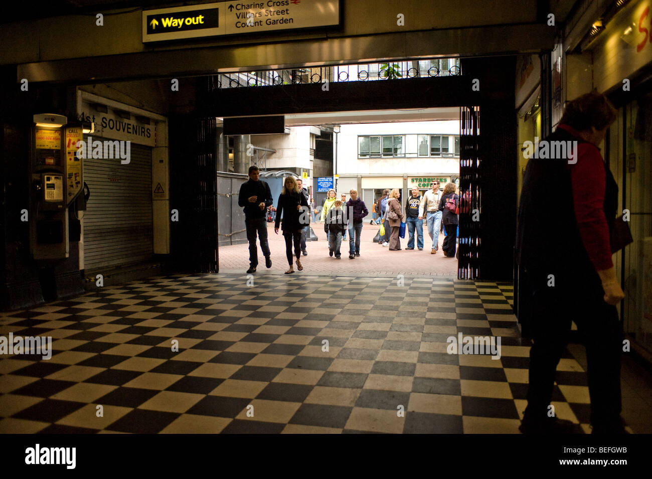 Pendler in Embankment Tube Station in London.  Foto von Gordon Scammell Stockfoto