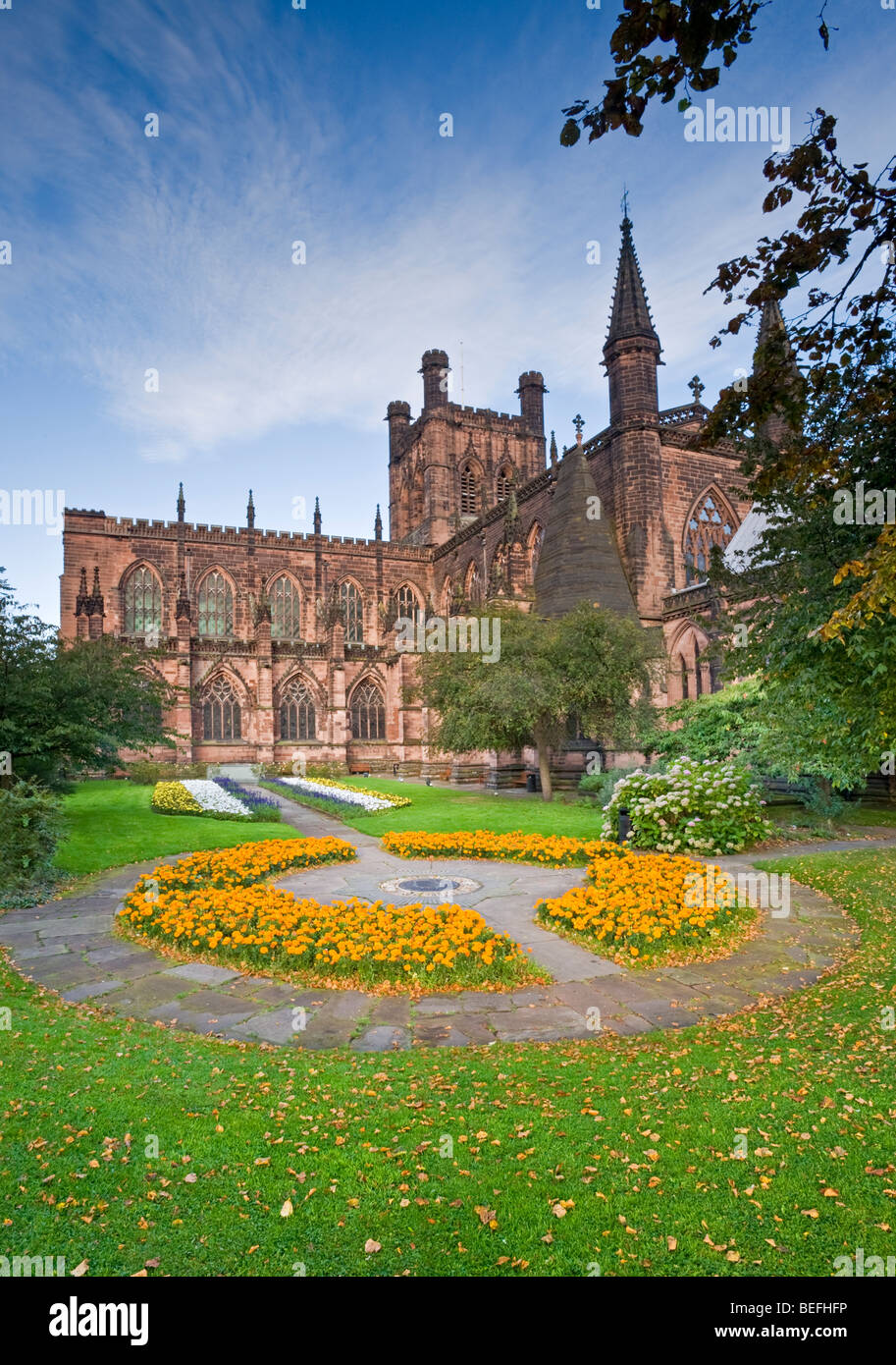 Kathedrale von Chester und Gärten im Sommer, Chester, Cheshire, England, UK Stockfoto