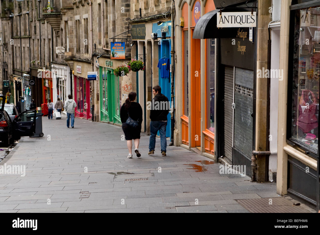 Geschäfte und Menschen auf der Straße in der Altstadt von Edinburgh Stockfoto