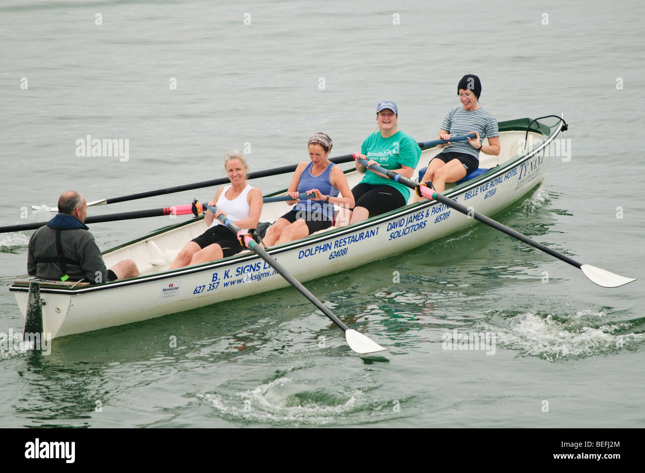 Vier Frauen Rudern keltischen Longboat in einem Konkurrenzkampf bei Aberystwyth Wales UK Stockfoto