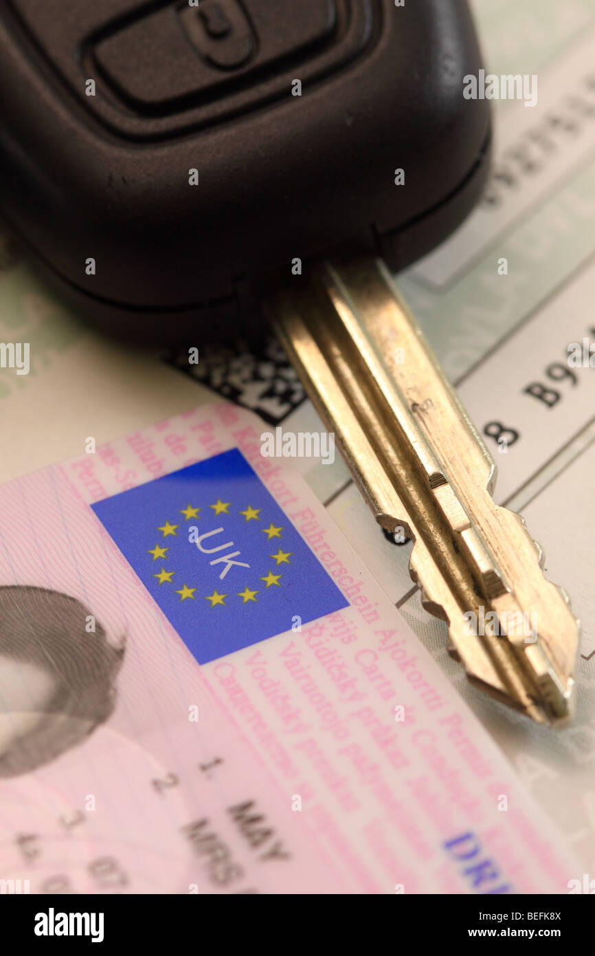 Britischen Führerschein Lichtbildausweis mit EU-Logo und Auto-Zündschlüssel Stockfoto