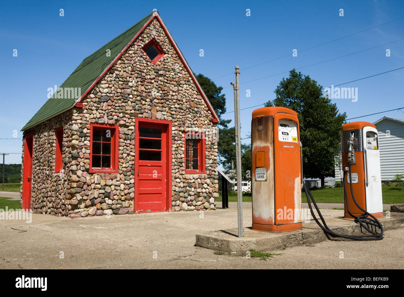 Oldtimerbus gebaut Mobil Oil Tankstelle an Hand von lokalem Stein und erhalten in Correctionville, Iowa Stockfoto