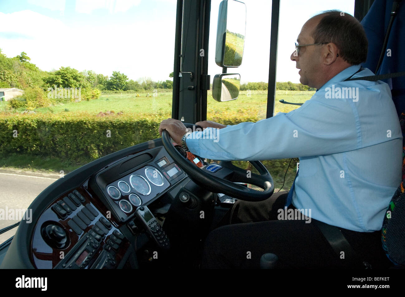 Fahrgastsicht Busfahrer und Weg in die Zukunft Stockfoto
