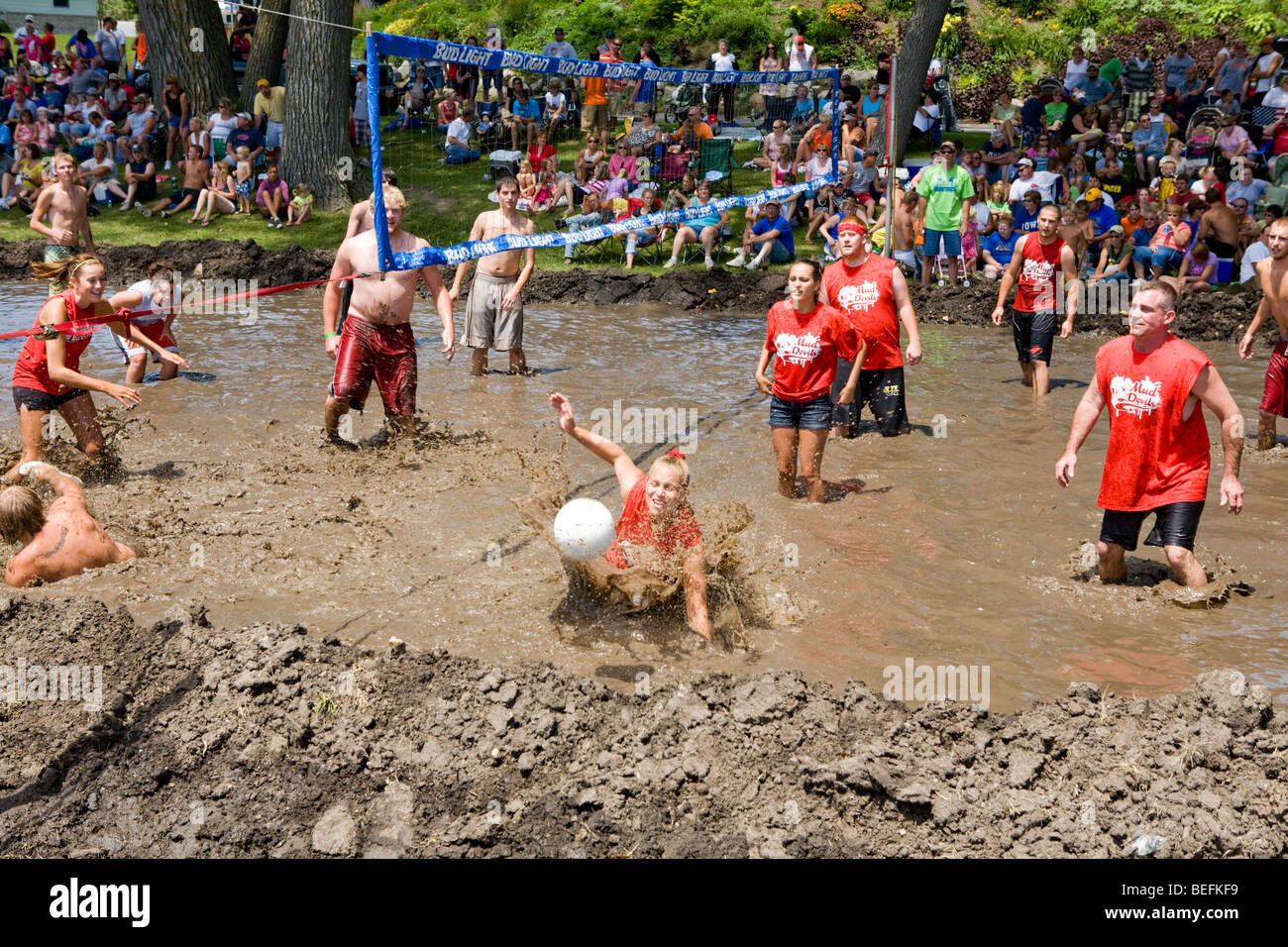 Schlamm-Volleyball-Spiel auf einem Wasser-Festival in Lakeview, Iowa Stockfoto