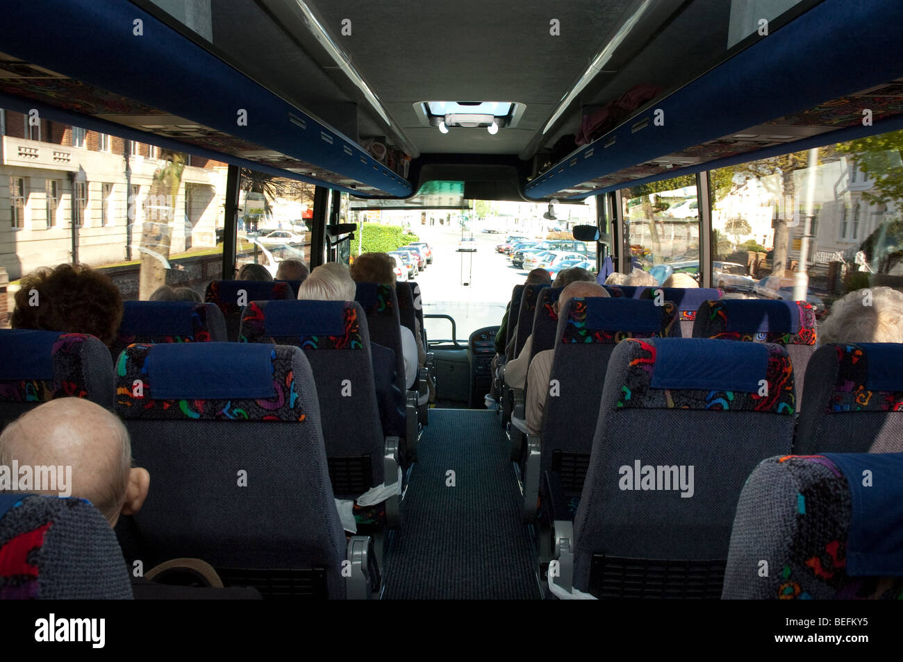 Passagiere, die in einem Bus sitzen Stockfoto