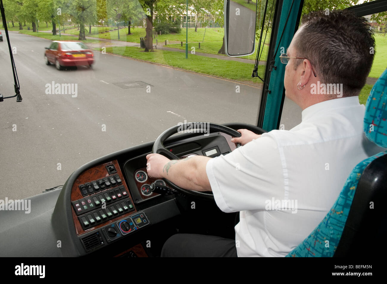 Fahrgastsicht Busfahrer und Weg in die Zukunft Stockfoto