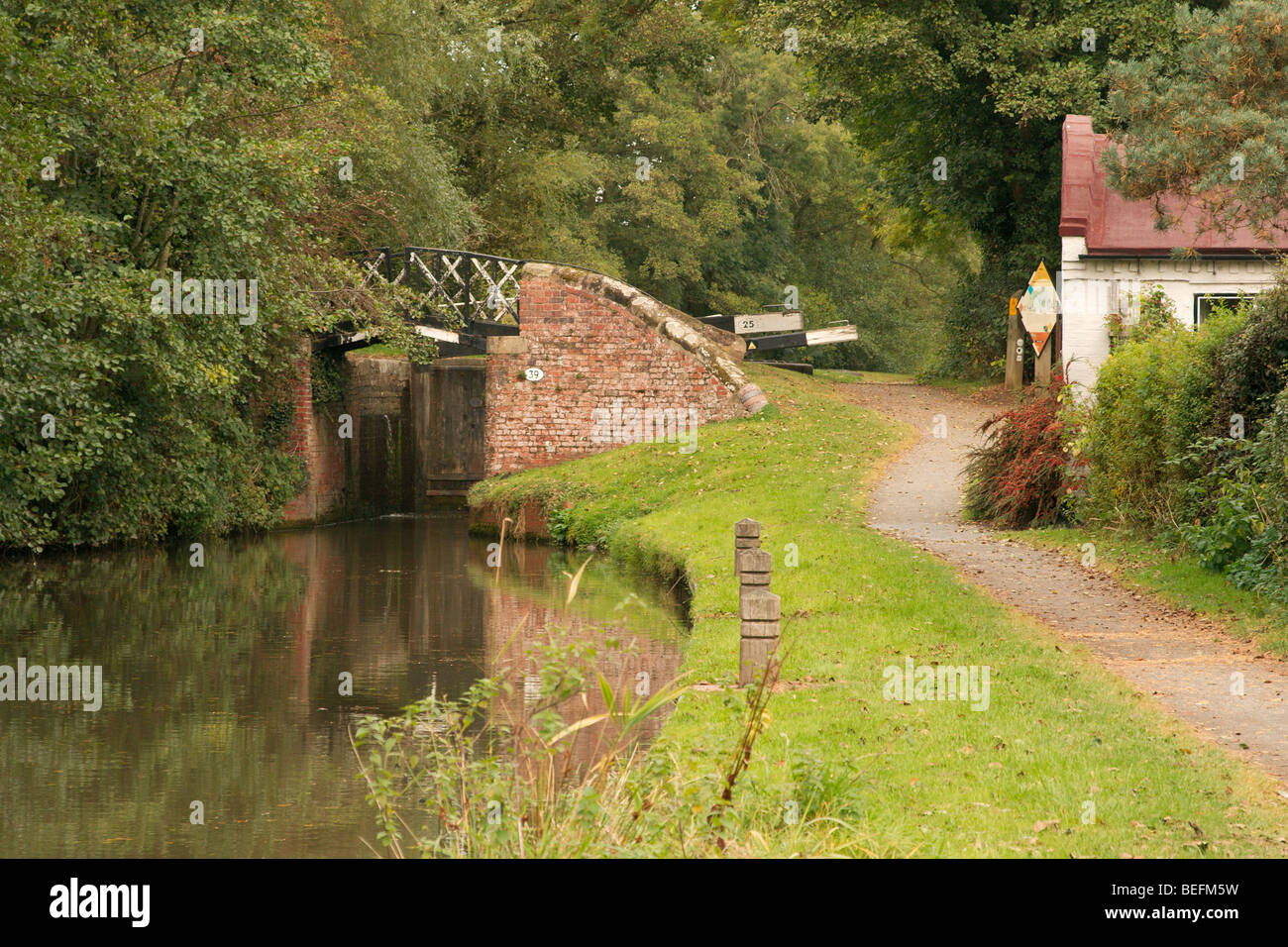 Schleusenwärter Ferienhaus neben Kanalbrücke aufgeteilt. Stockfoto