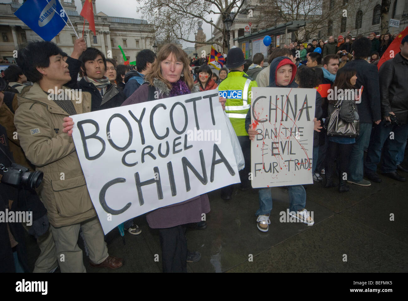 Tierschützer protestieren in Trafalgar Sq fordert China-Boykott als Beijing Olympischen Fackellauf durch London geht Stockfoto