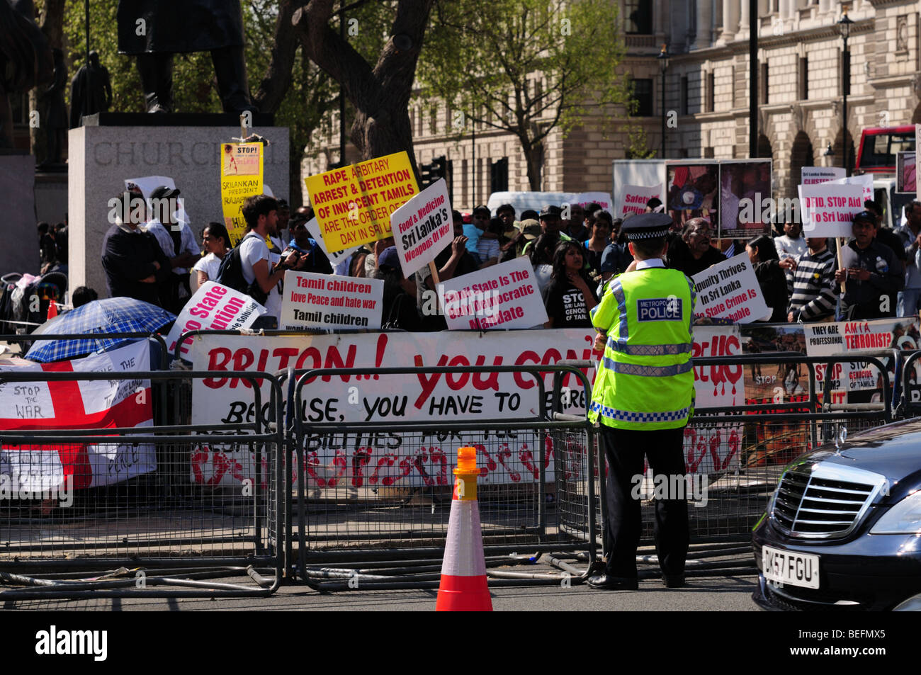 Demonstranten fordern Gräueltaten in Sri Lanka, Parlament Square Westminster London zu stoppen Stockfoto