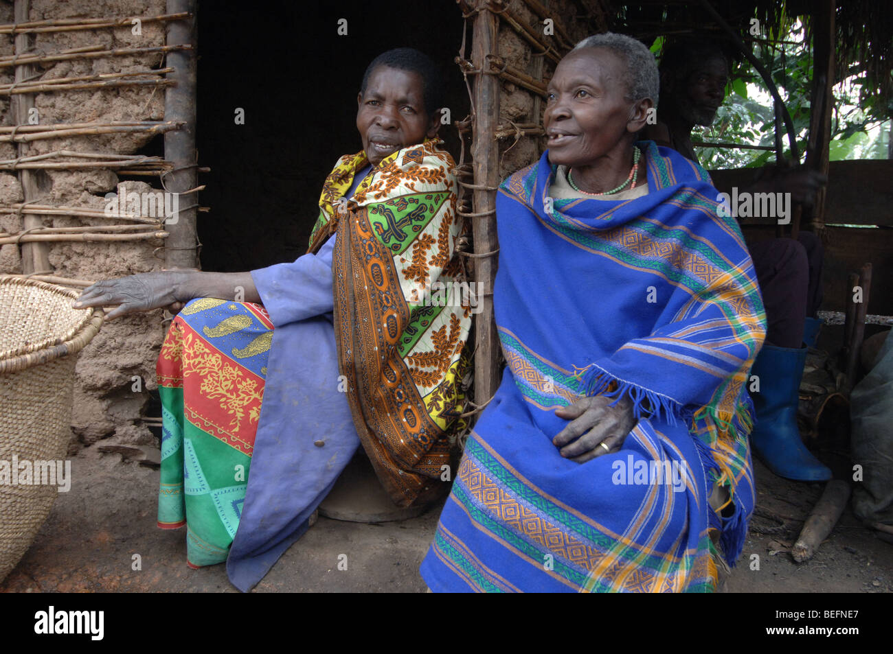 Bakonzo Frauen im Chat am Eingang zu ihrer Mudhut, Ruwenzori-Gebirge, West-Uganda, Afrika Stockfoto