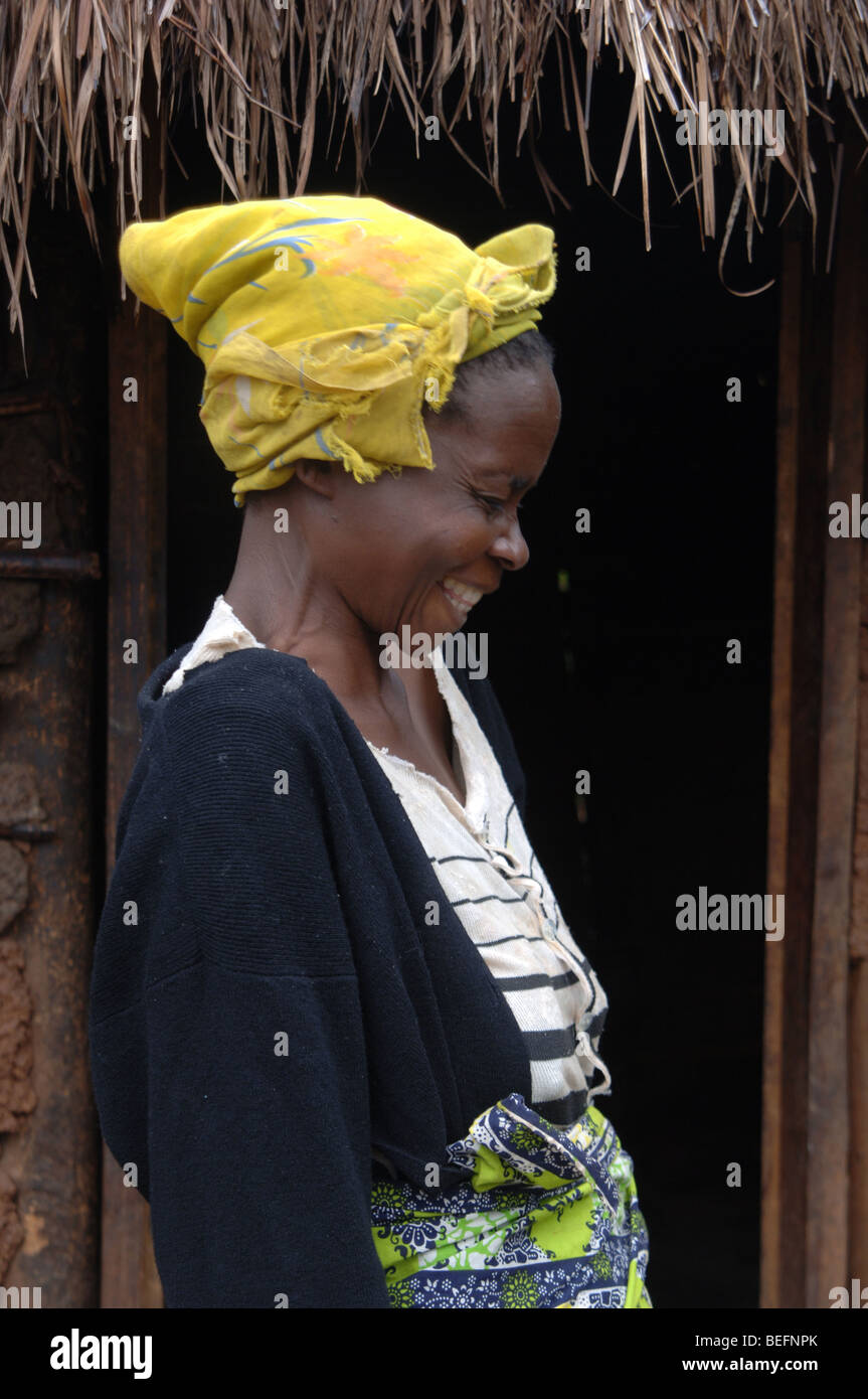Bakonzo Frau lachend, Ruwenzori-Gebirge, West-Uganda, Afrika Stockfoto