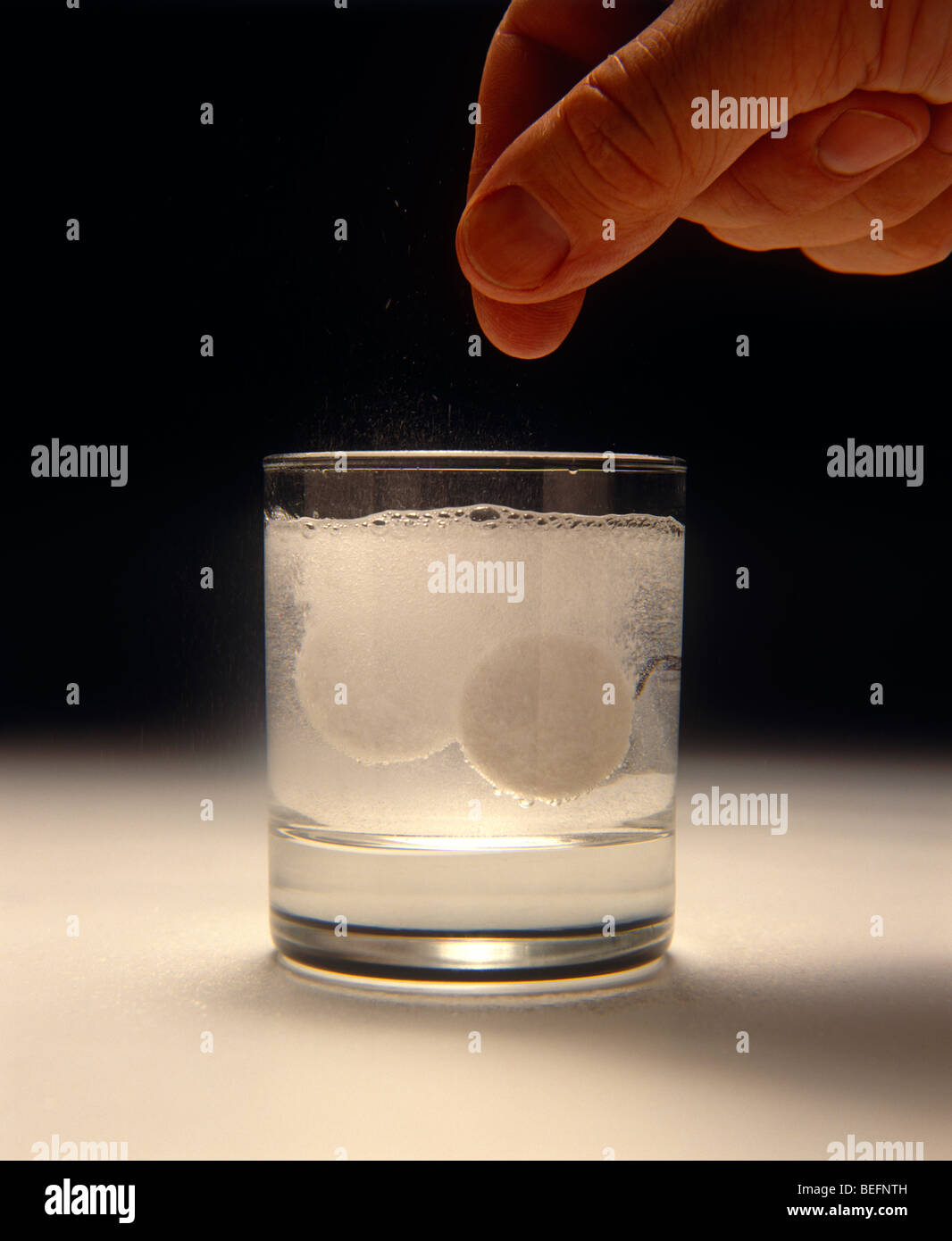 Nahaufnahme von zwei lösliches Aspirin-Tabletten in Wasser Stockfoto