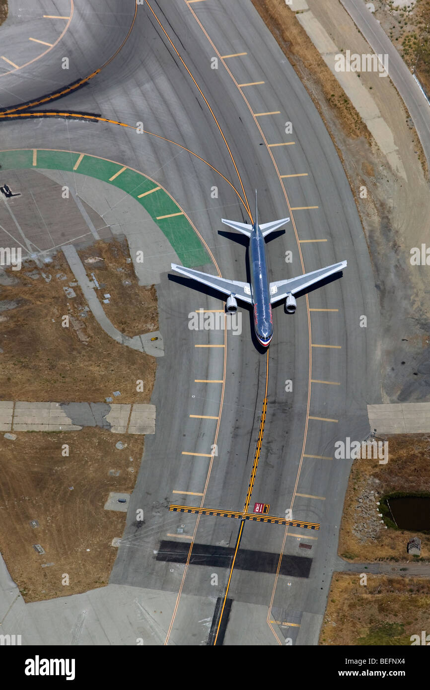Luftaufnahme über American Airlines Boeing 767 Verkehrsflugzeug für Rollen ausziehen Landebahn 1L San Francisco internationaler Flughafen SFO Stockfoto